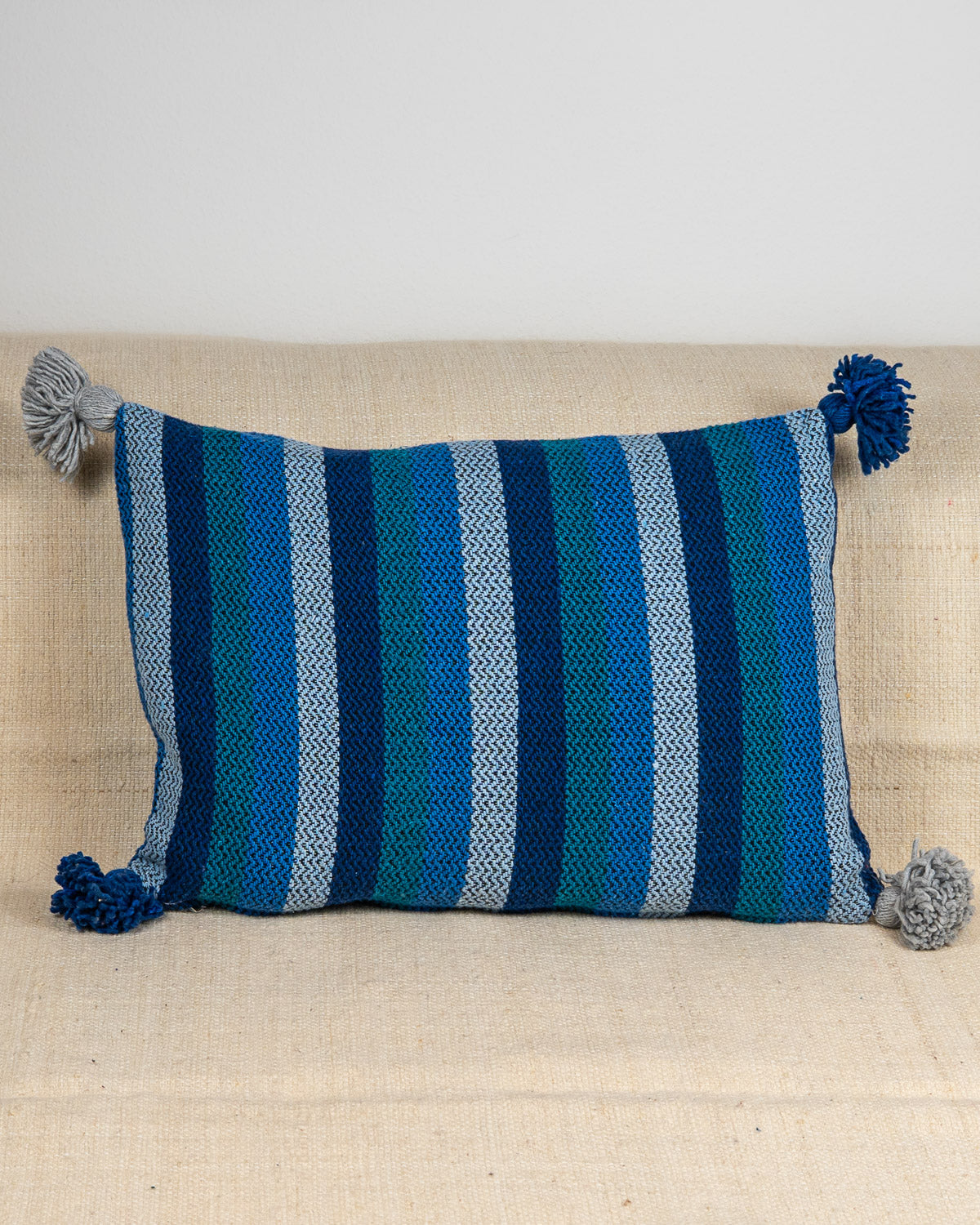 Schöne Kelim Kissenhüllen Boho Style - dunkelblaues Kissen fürs Sofa bei MOGADOR online kaufen