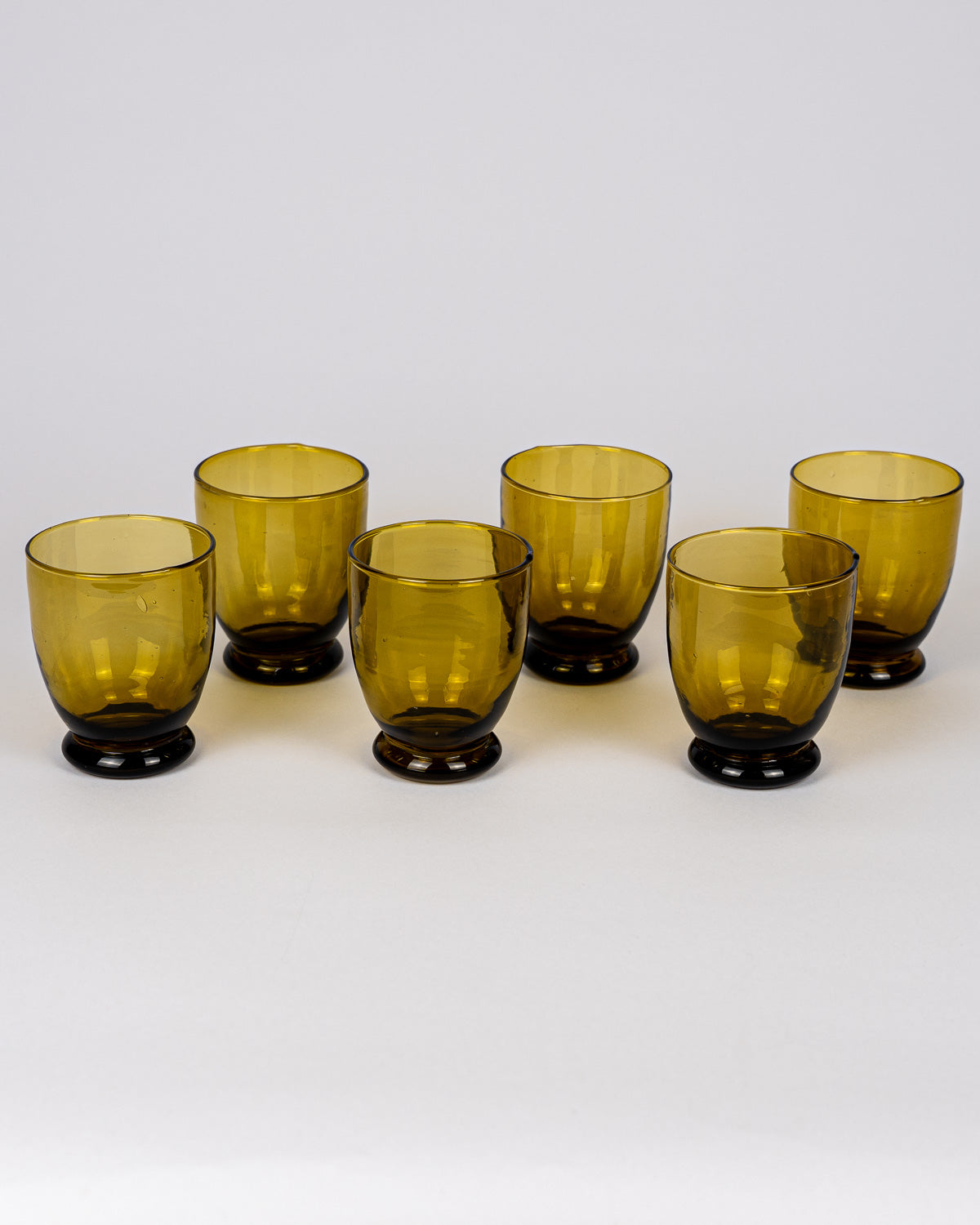 Trinkglas braun, mundgeblasen, nachhaltig, handgemacht aus recyceltem Glas. Jetzt bei MOGADOR kaufen.