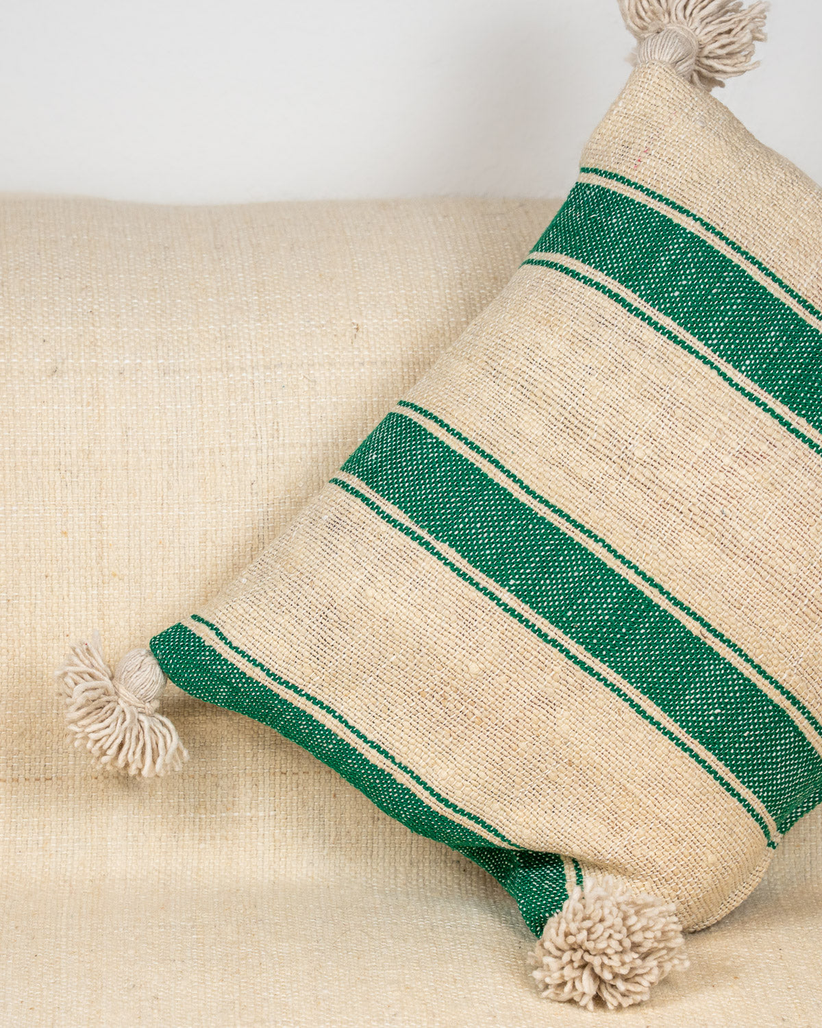 Handgefertigte Wollkissen beige grün aus Marokko – Kissenhülle Boho Style bei MOGADOR kaufen