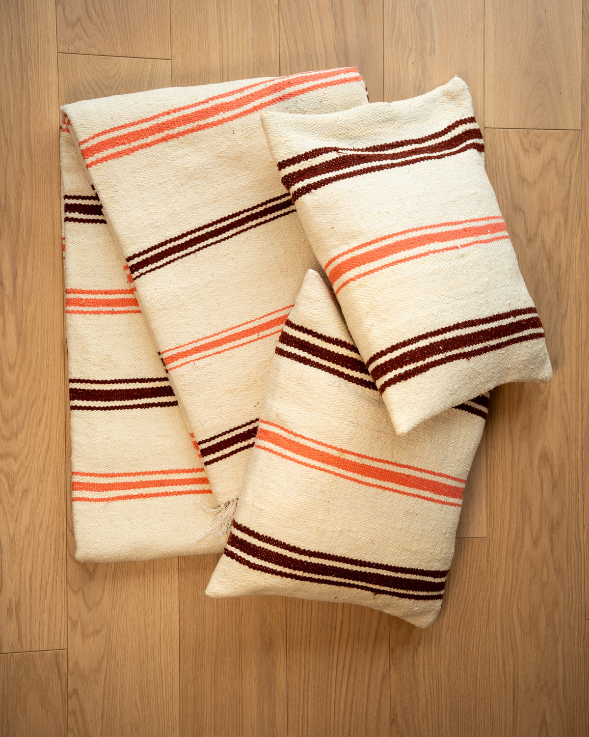 2 in 1 Kissen Decke handgemacht aus Wolle in Weiß Weinrot orange