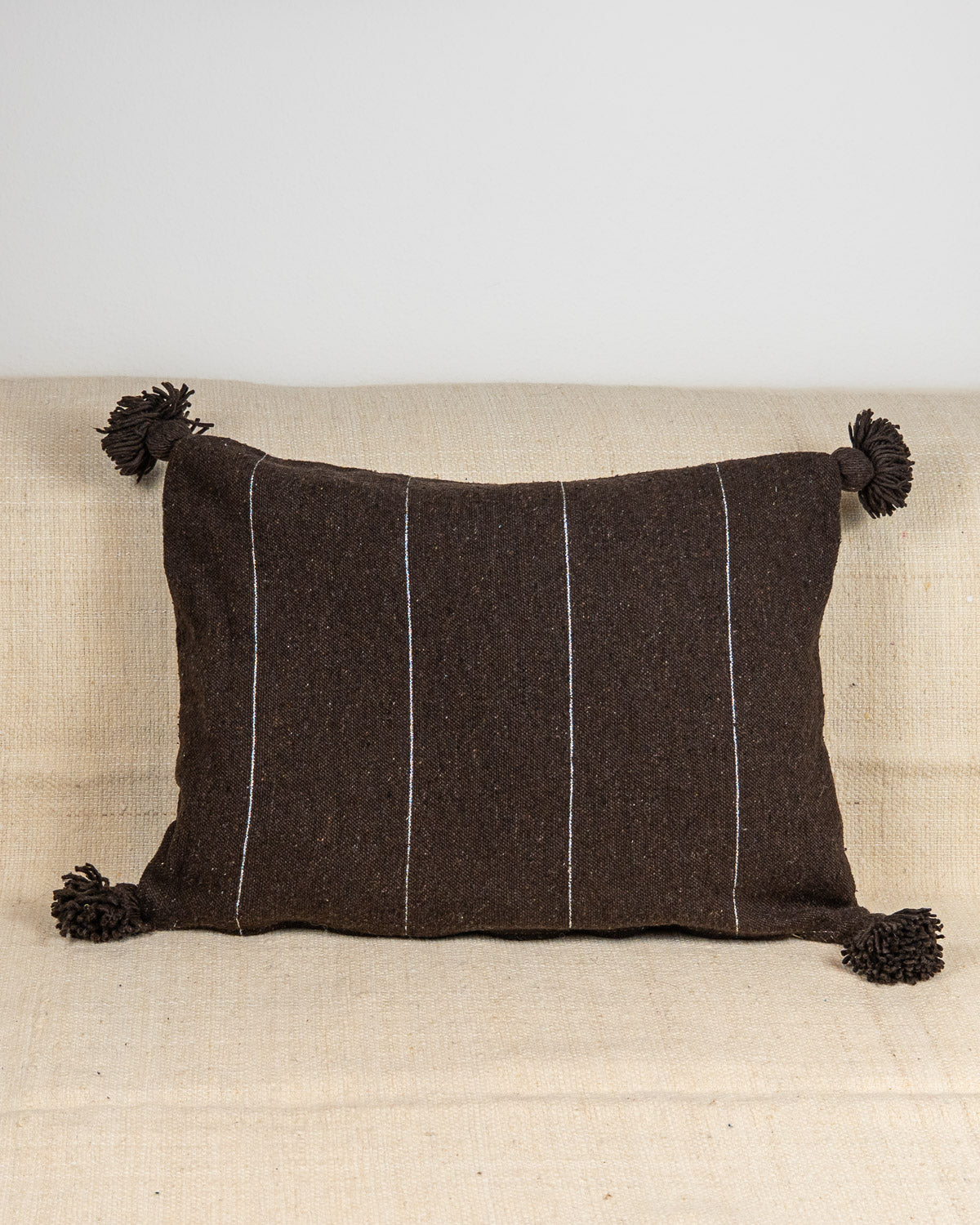 Längliches Kissen in braun mit silbernen Streifen - Hochwertige Kissen für Sofa bei MOGADOR kaufen