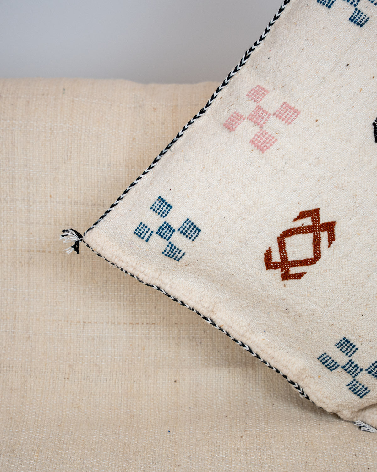 Schöne Berber Kelim Kissenhüllen fürs Sofa – Handgewebt aus Schurwolle online bei MOGADOR kaufen