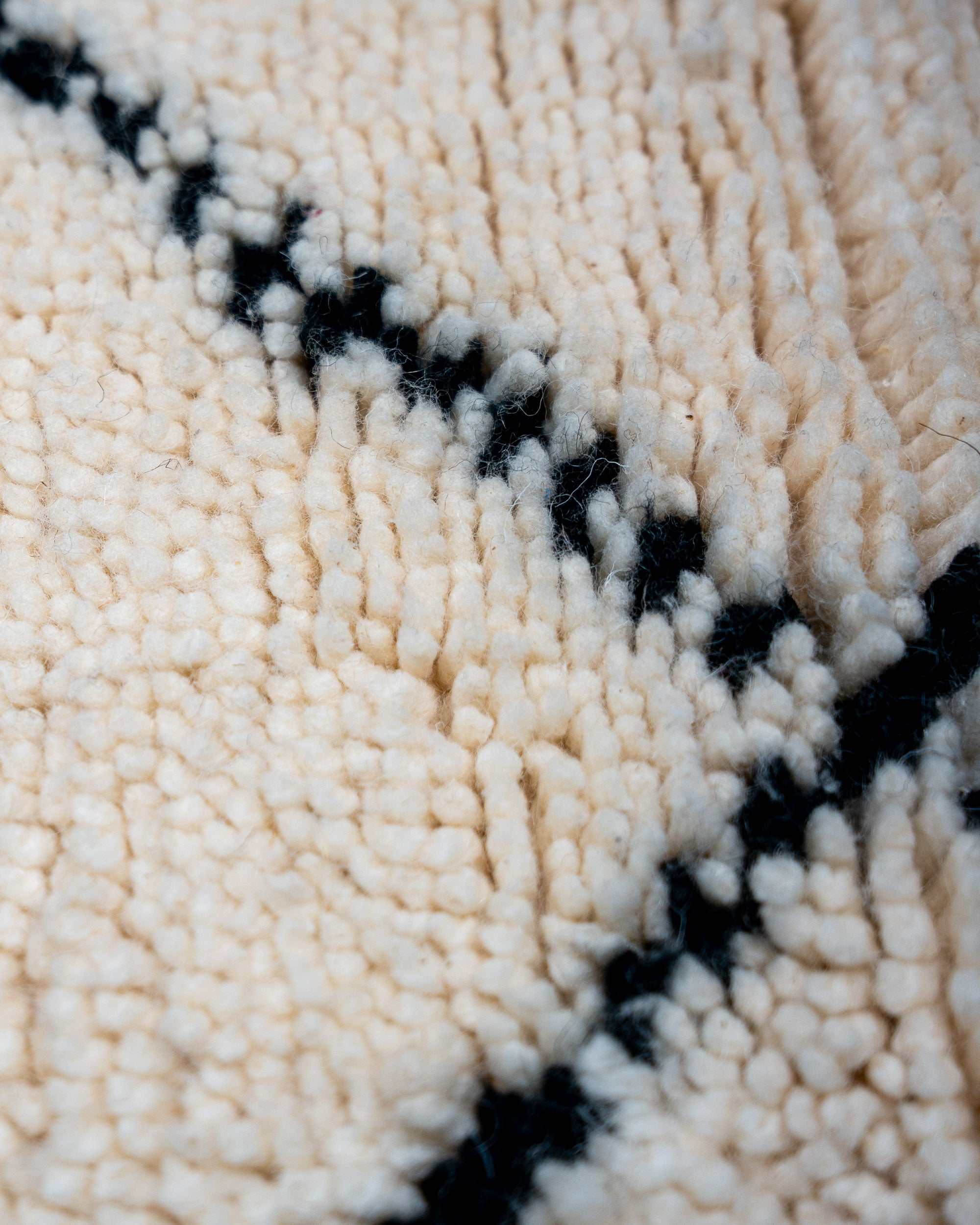 berber teppich weiß schwarz, nachhaltiger Teppich chic aus Marokko