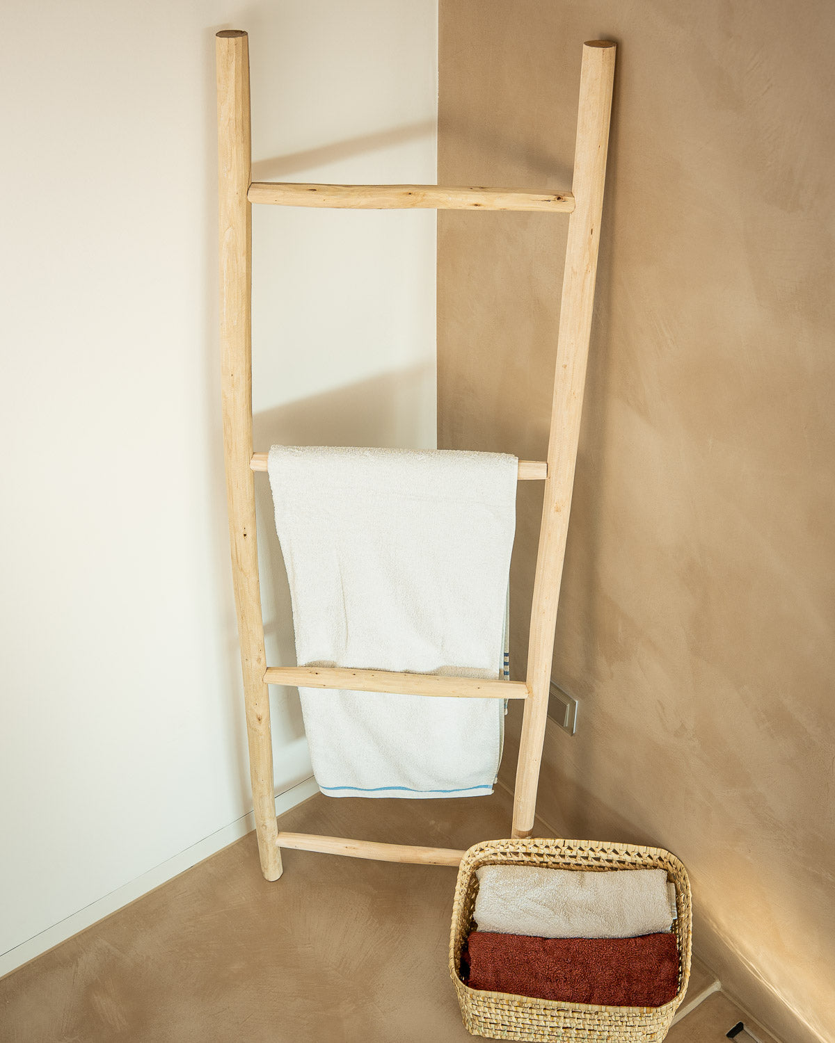 Dekoleiter Holz Boho-Chic und Korb Aufbewahrung für Schrank und Bad bei MOGADOR kaufen