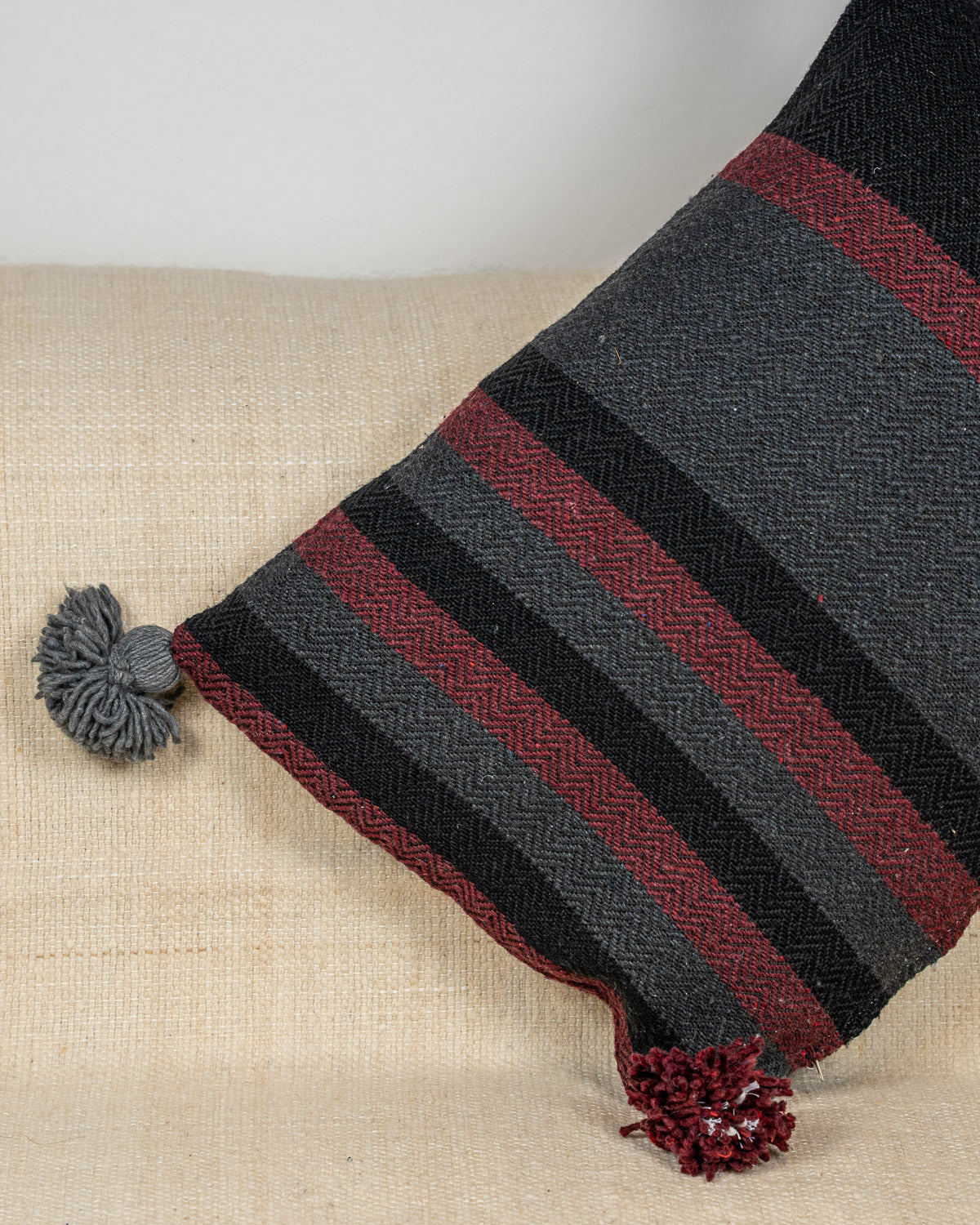 Handgefertigtes gestreiftes Kissen schwarz dunkelrot – Moderne Kissen für Couch bei MOGADOR kaufen