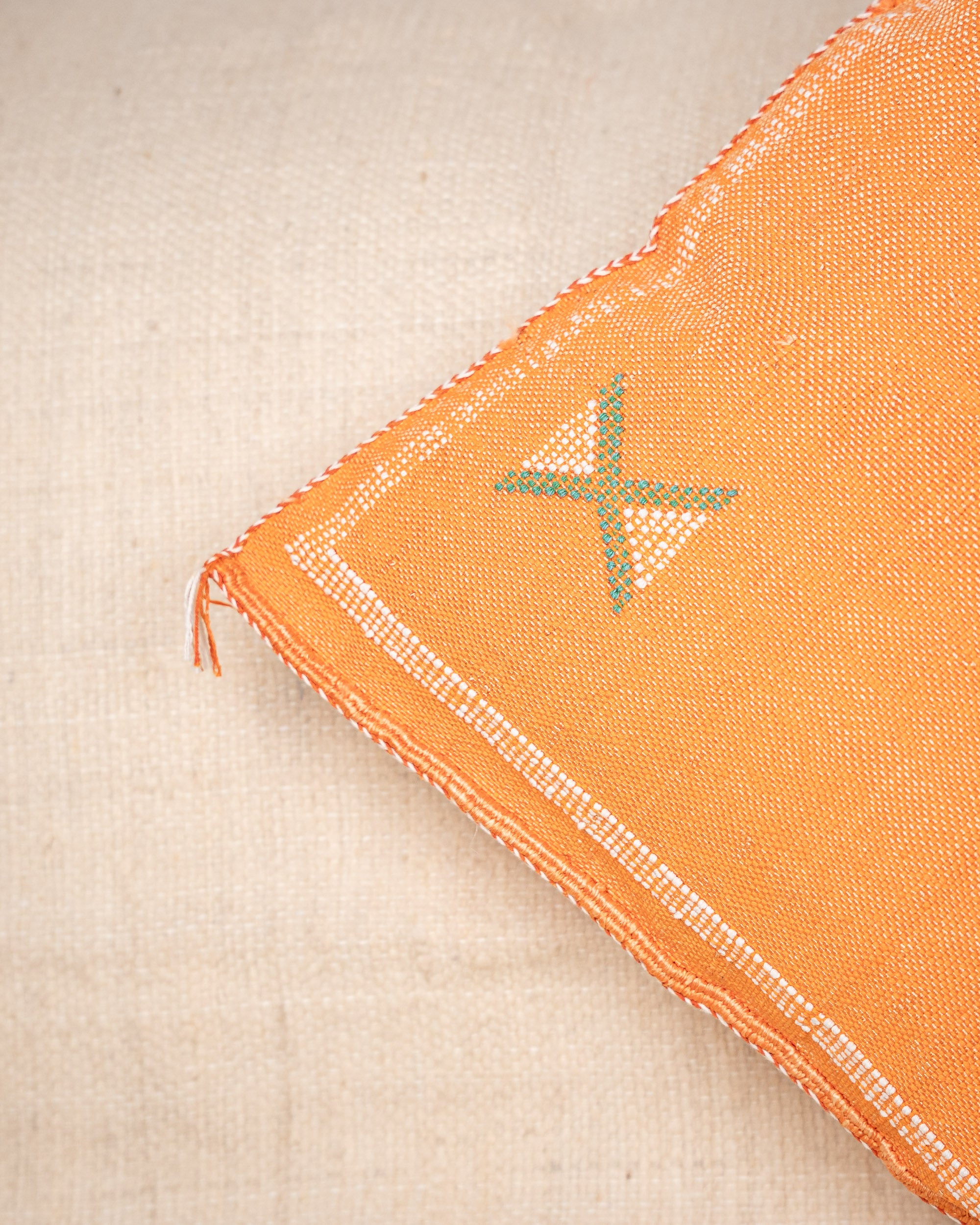 Schöne bunte Kelim Kissenhüllen boho Style - Berber Kaktus Seiden Kissen orange bei MOGADOR