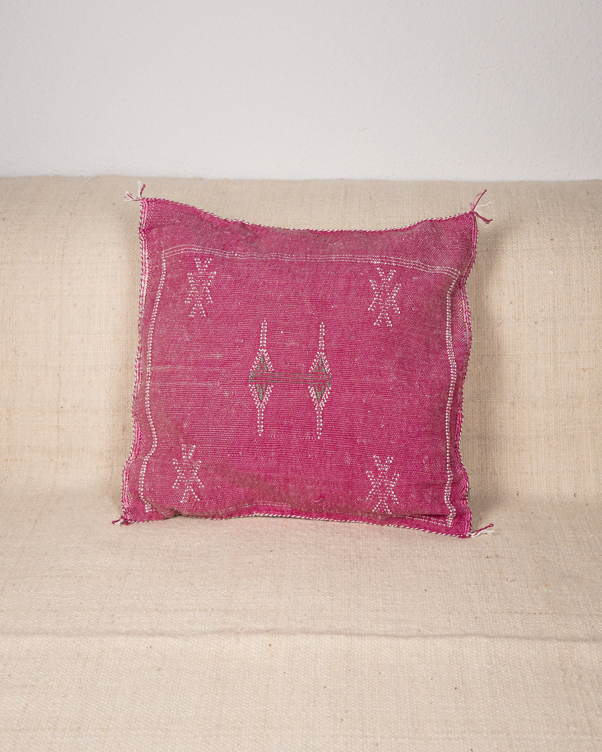 Handgewebte farbige Kaktusseide Kissen pink rosa - Berber Kissenbezüge bei MOGADOR