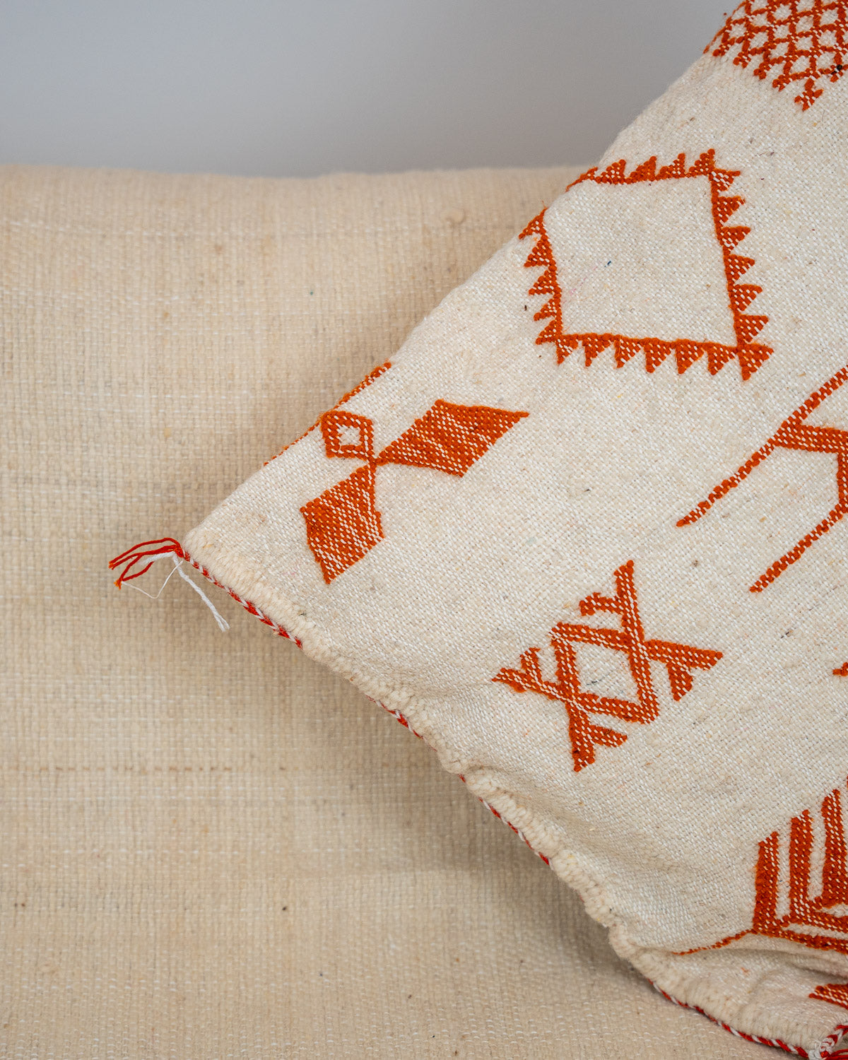 Handgewebte Sofakissen 50x50 weiß orange - Berber Kelim Kissenhüllen für Couch bei MOGADOR kaufen