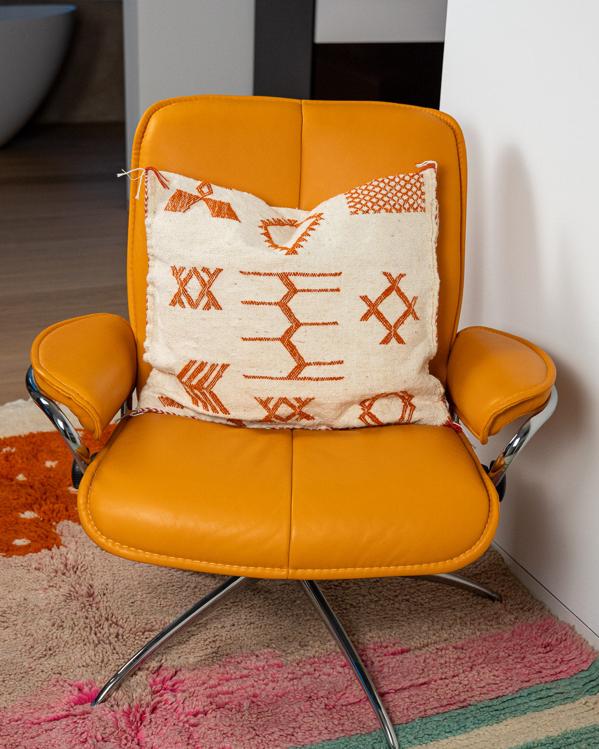 Handgemachter Sofa kissenbezug 50x50 weiß orange - Berber Kelim Kissen hüllen für Couch bei MOGADOR kaufen