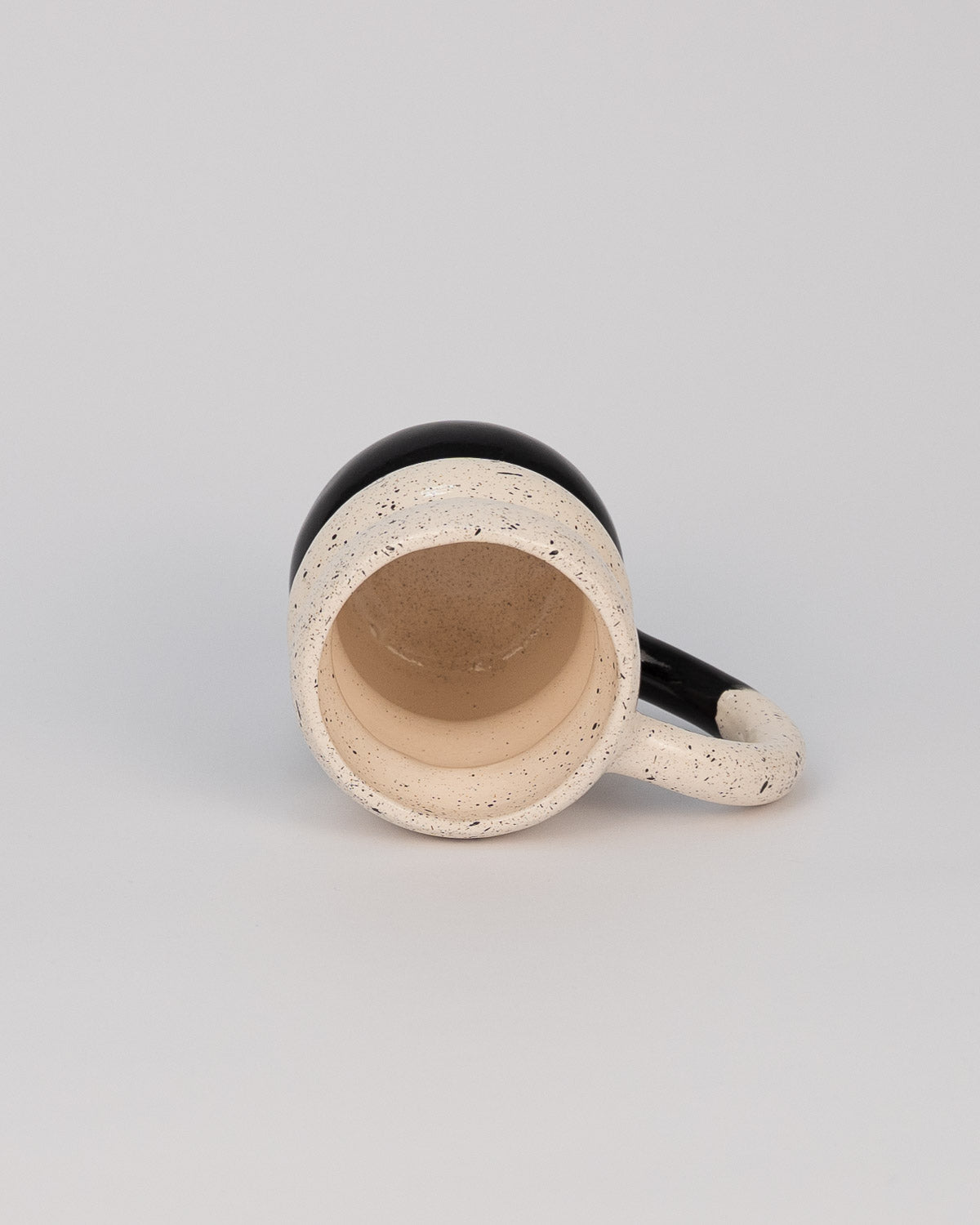 Handgemachte Keramik Bubble Tasse schwarz gesprenkelt bei MOGADOR