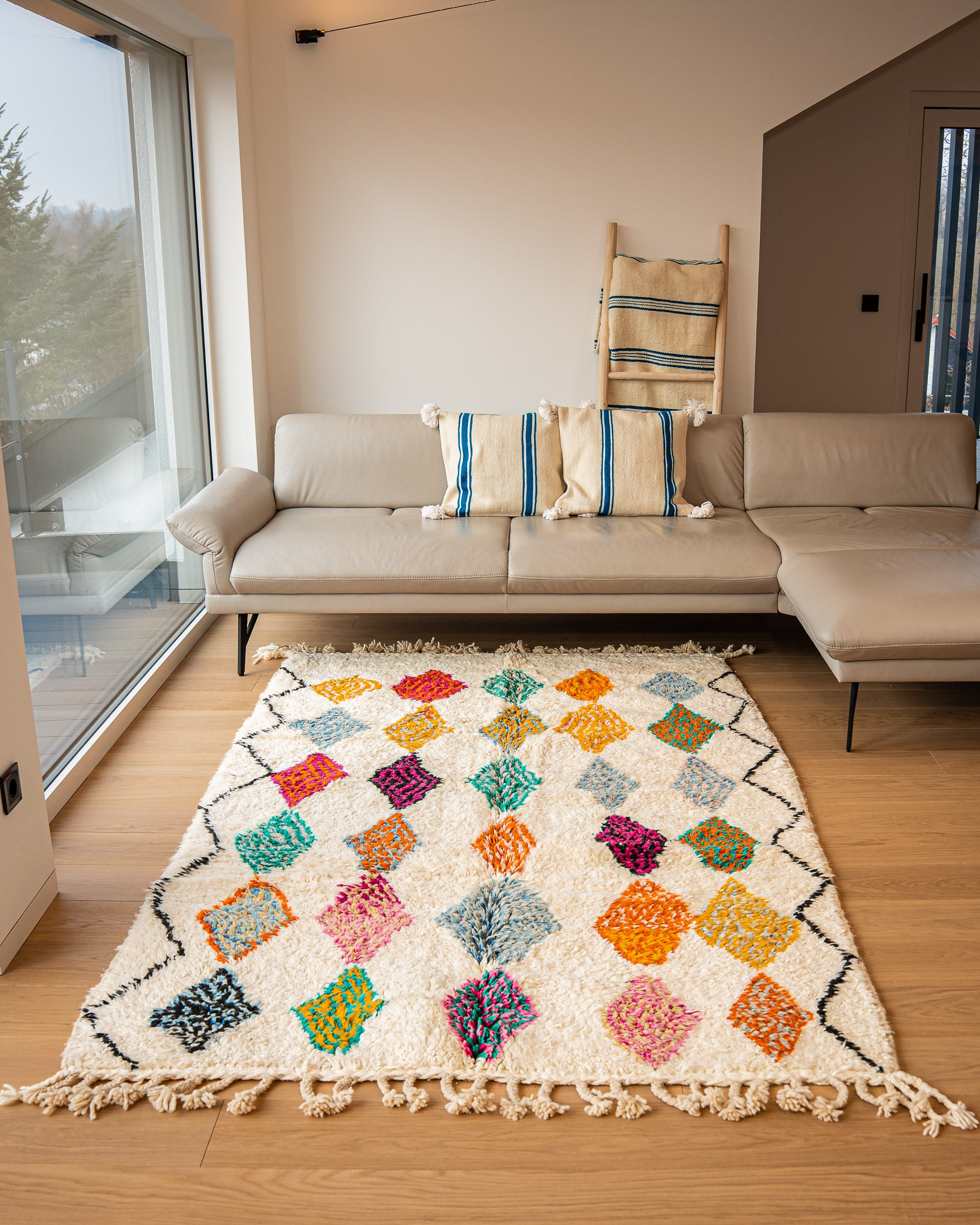 Teppich schwarz-weiß gestreift mit Farbigen Akzenten, Atlas Berber-teppich