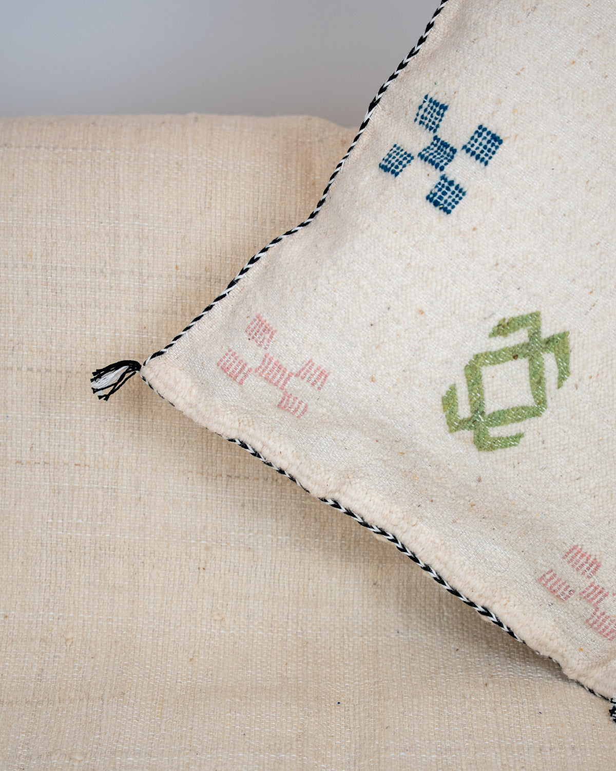 Handgemachte Wollkissen fürs Sofa in Boho Style. Schöne marokkanische Kelim Kissenhüllen in weiß