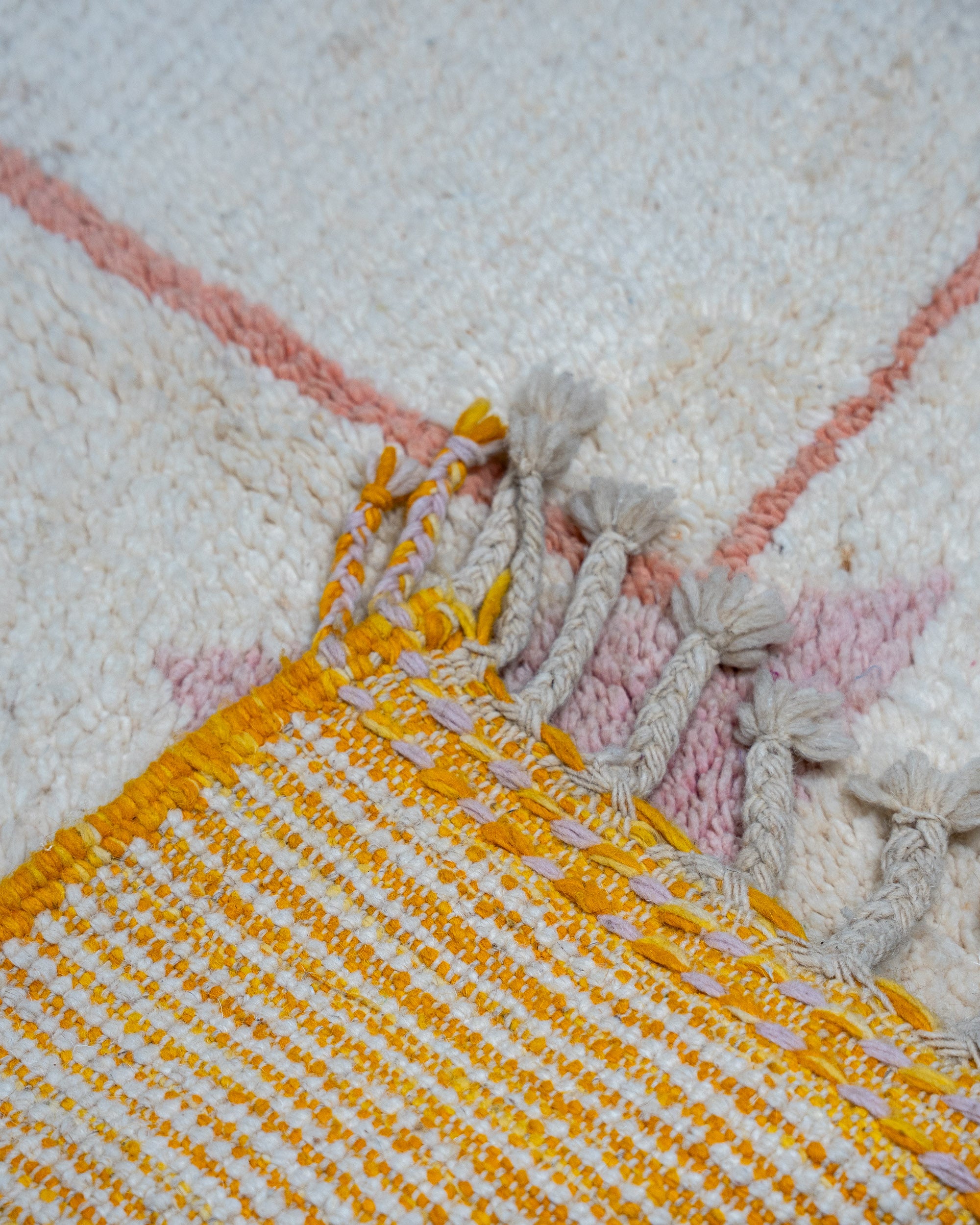 Moderner Designer Teppich aus Marokko, handgeknüpfter Beni Ourain Rug aus Schurwolle