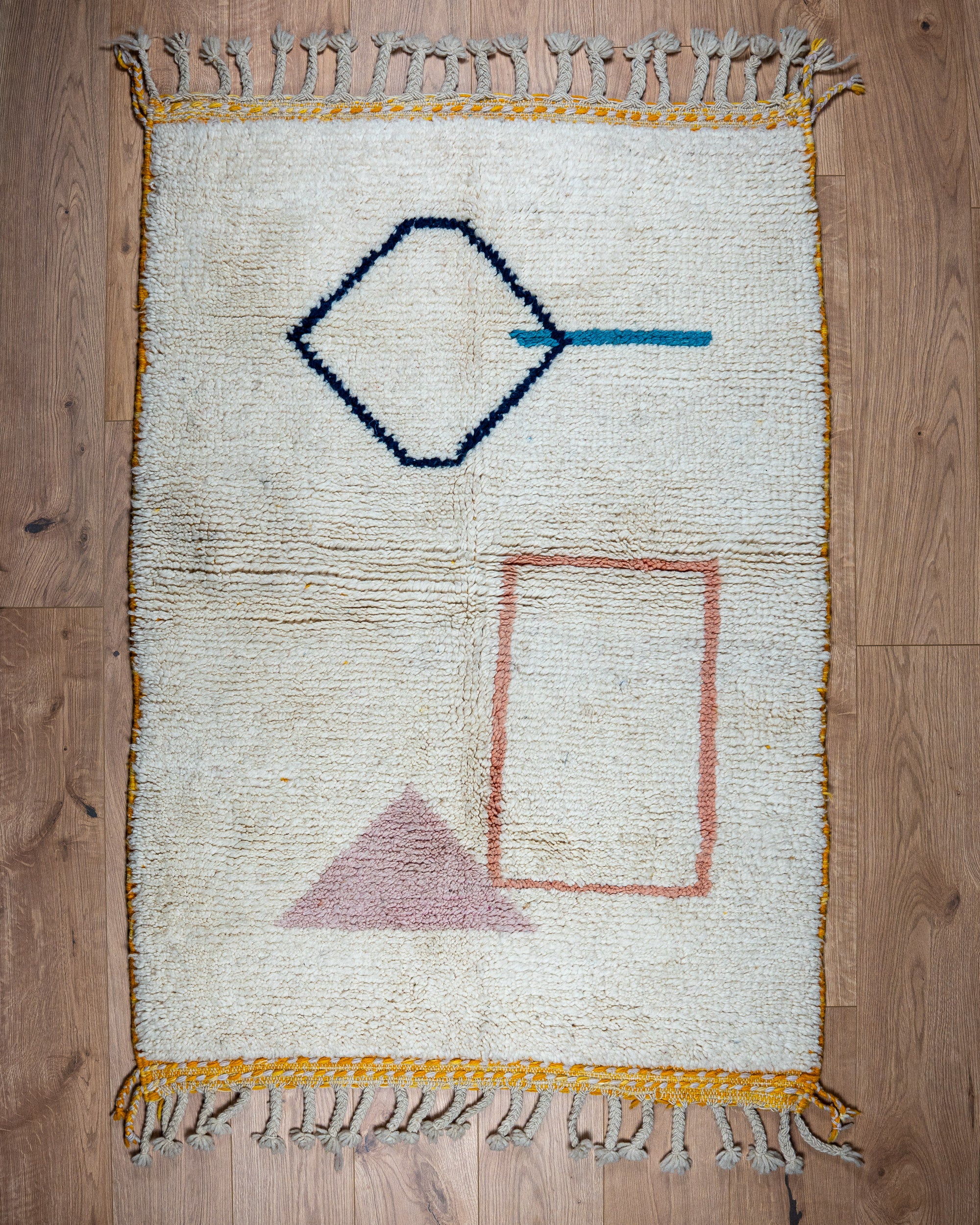 Teppich Chic im Wohnzimmer, nachhaltig Teppich blau/rosa Akzente