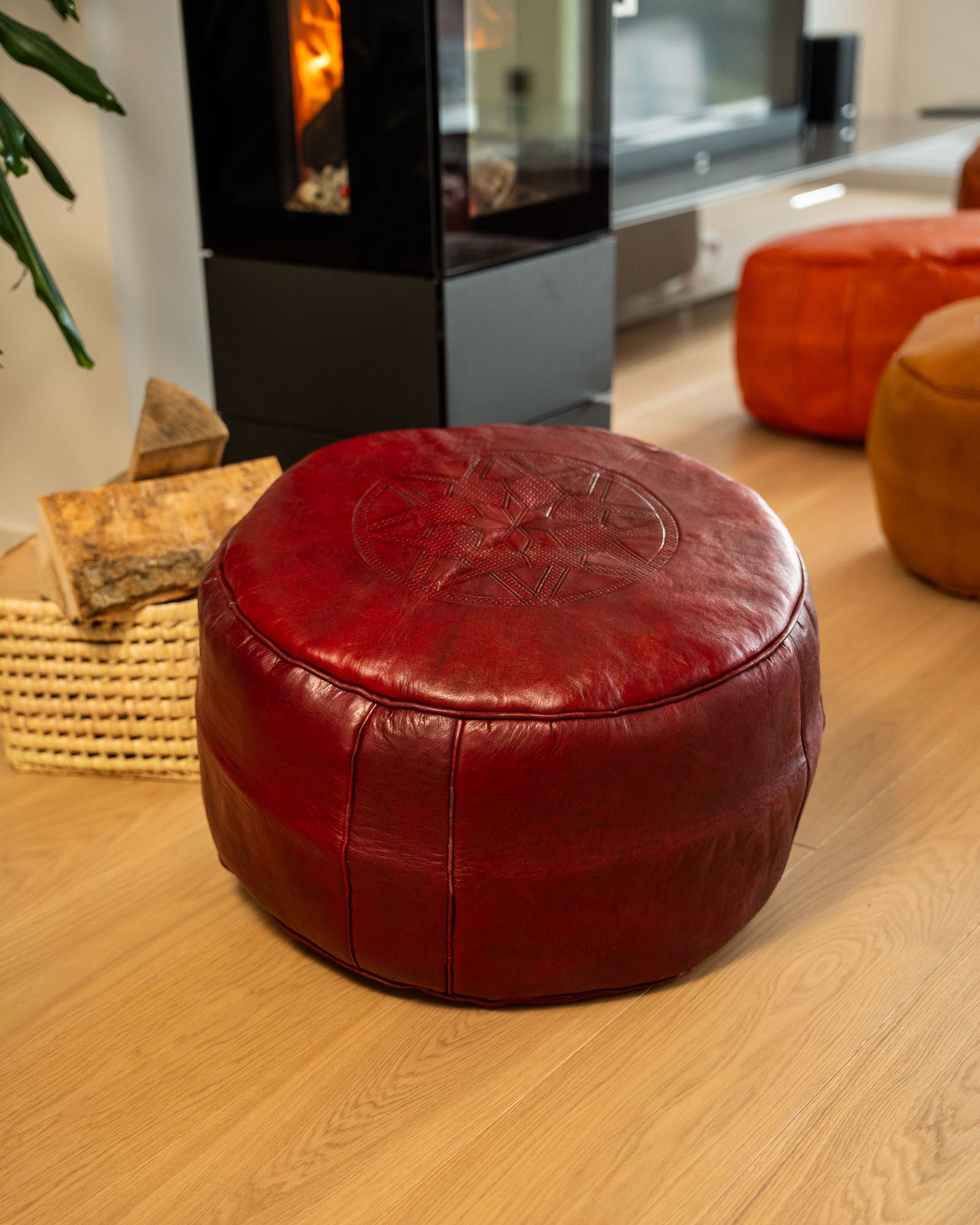 Boho-Pouf aus Leder Weinrot Detailaufnahme