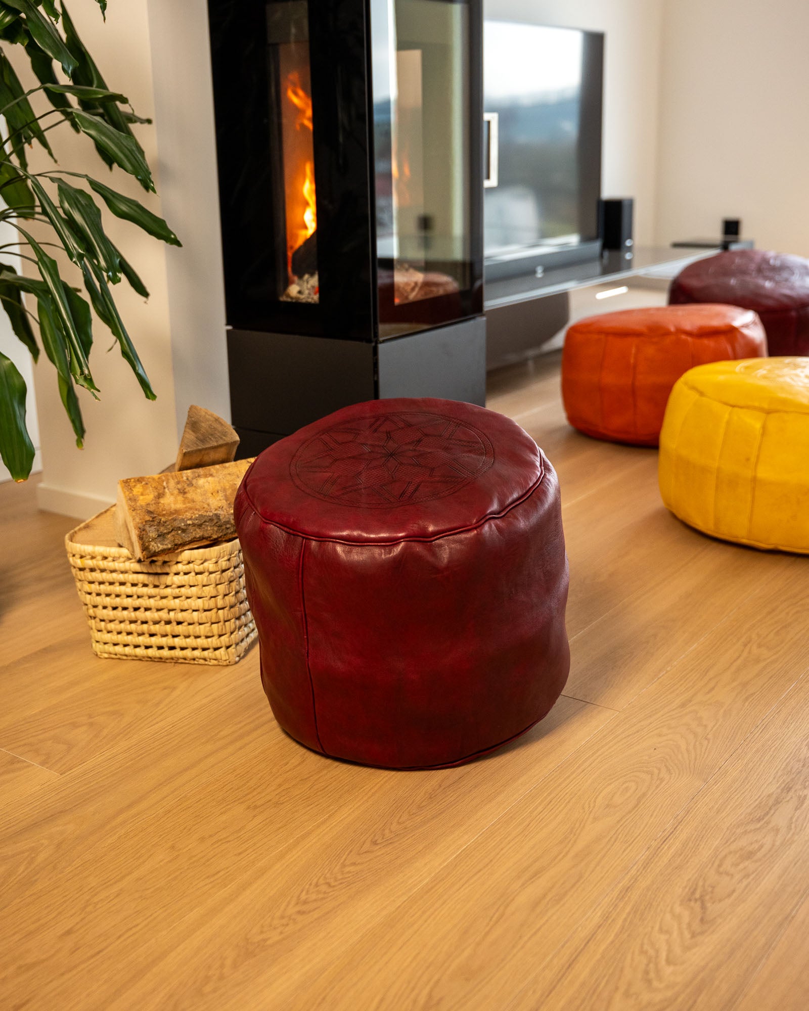 Boho-Pouf aus Leder in Weinrot