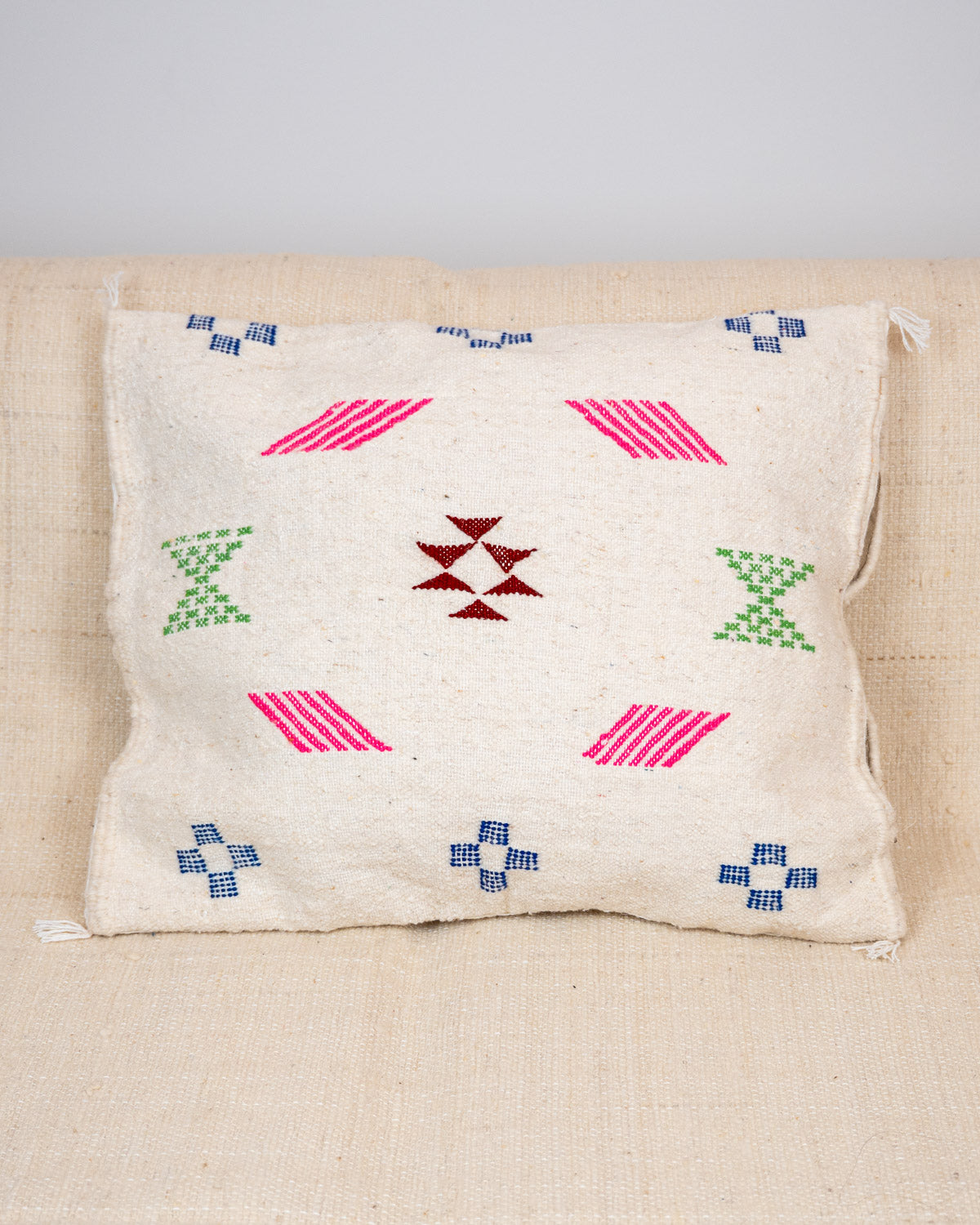 Handgewebte Kelim Kissen mit Amazigh Symbolen weiß – Modern Ethno Design