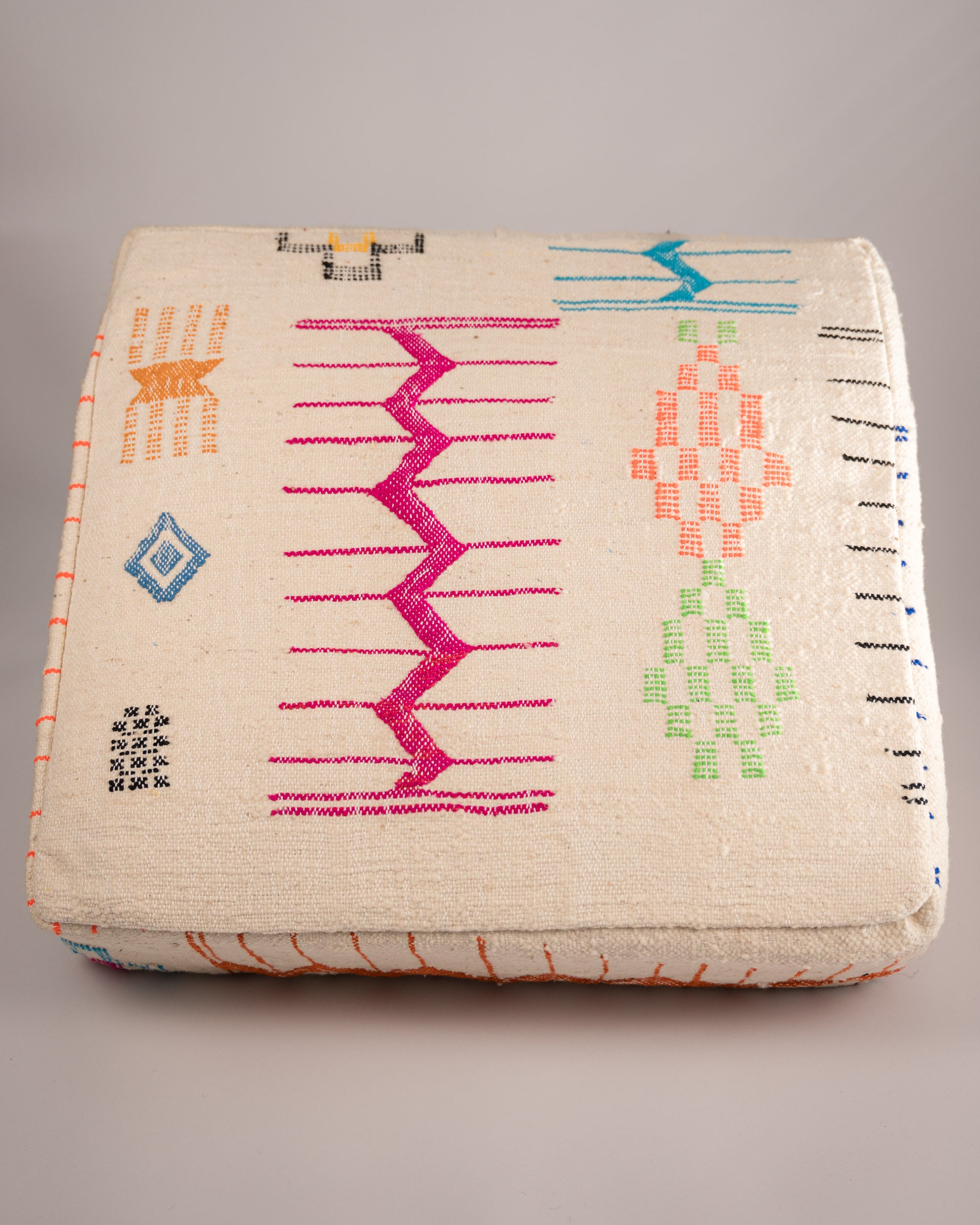 Quadratischer Pouf handgefertigt aus Wolle Weiß pink bunt gemustert