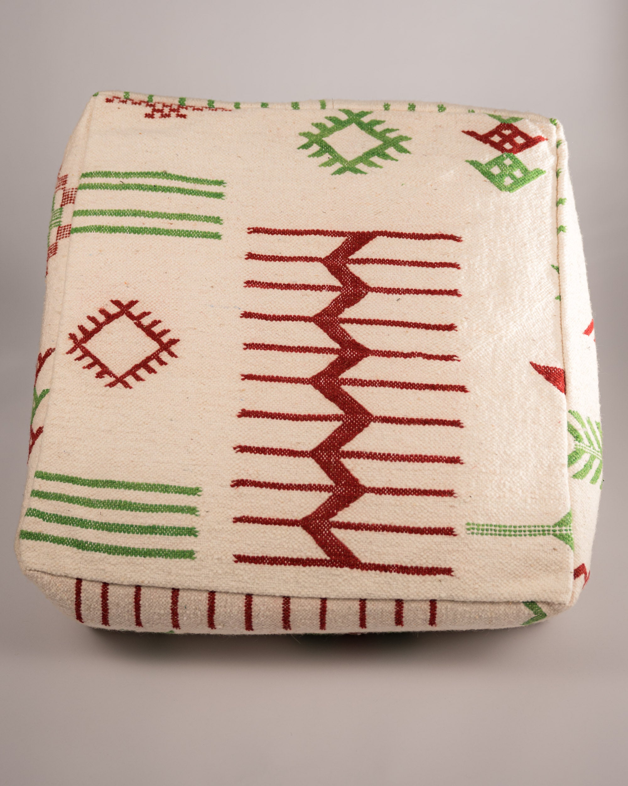 Quadratischer Pouf handgefertigt aus Wolle
