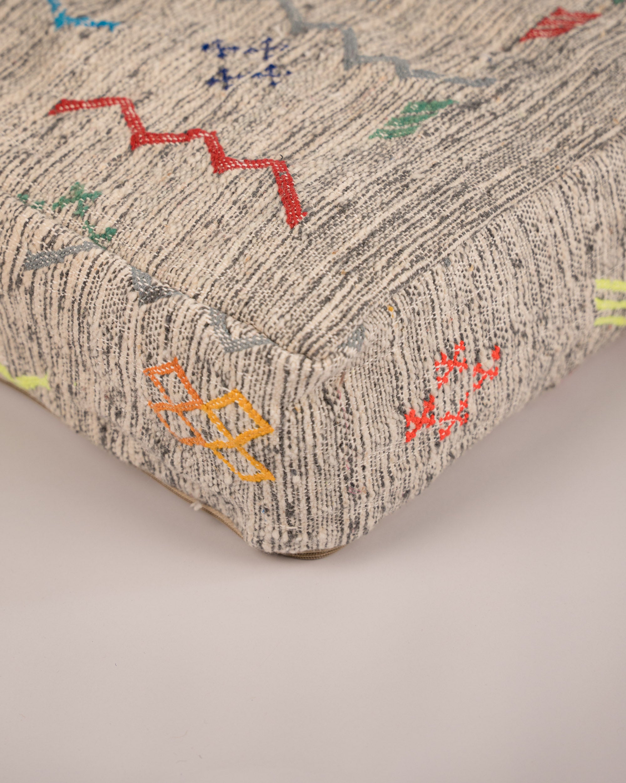 Quadratischer Pouf handgefertigt aus Wolle Detailaufnahme