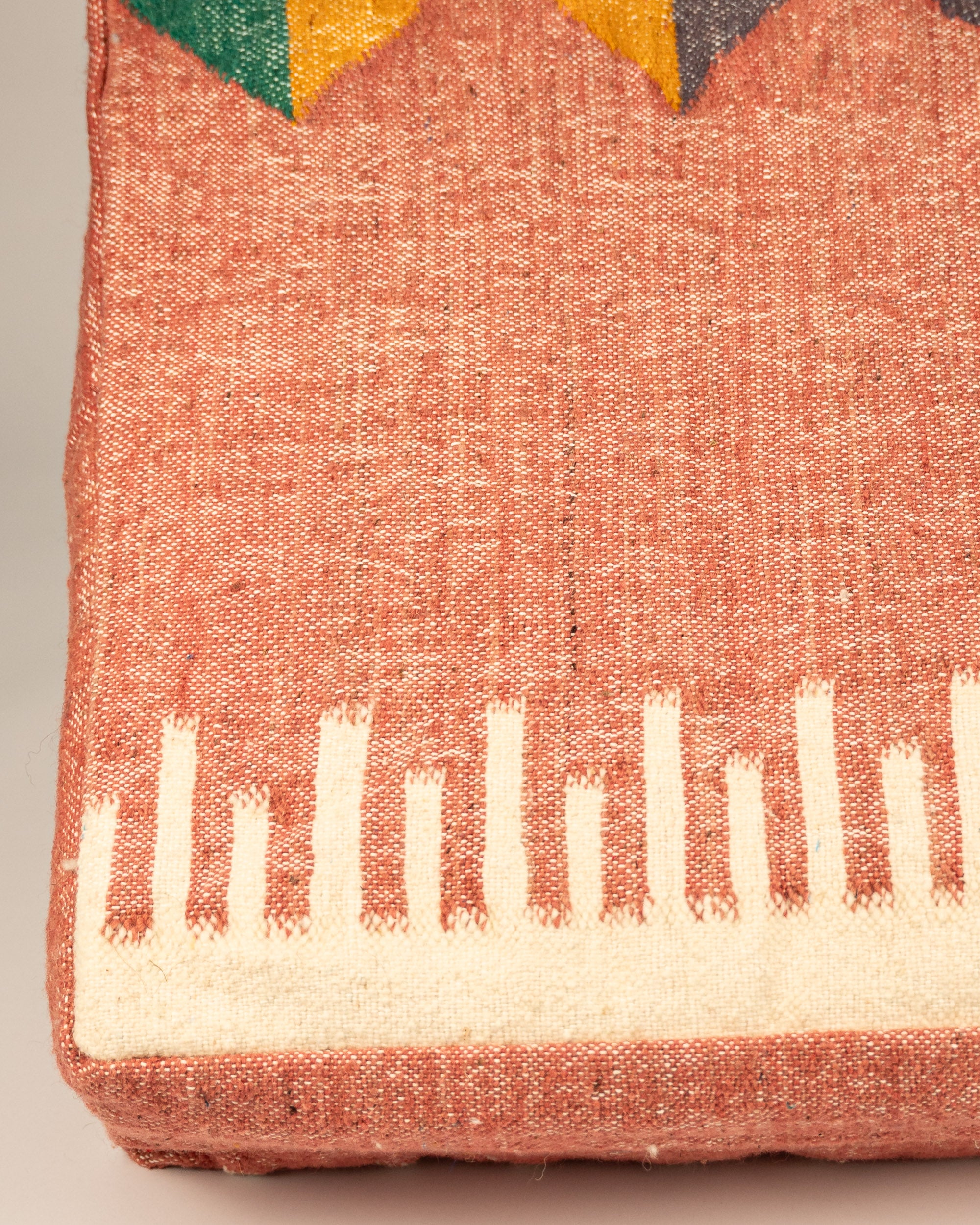 Handgefertigter roter Wollpouf bei MOGADOR online kaufen