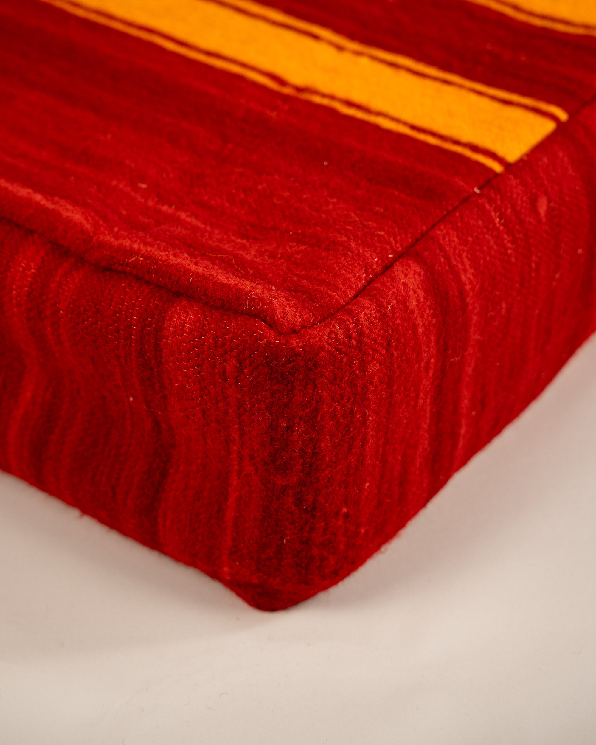 Quadratischer Poufs Orange Rot - Berber Bodenkissen aus Wolle Detailaufnahme