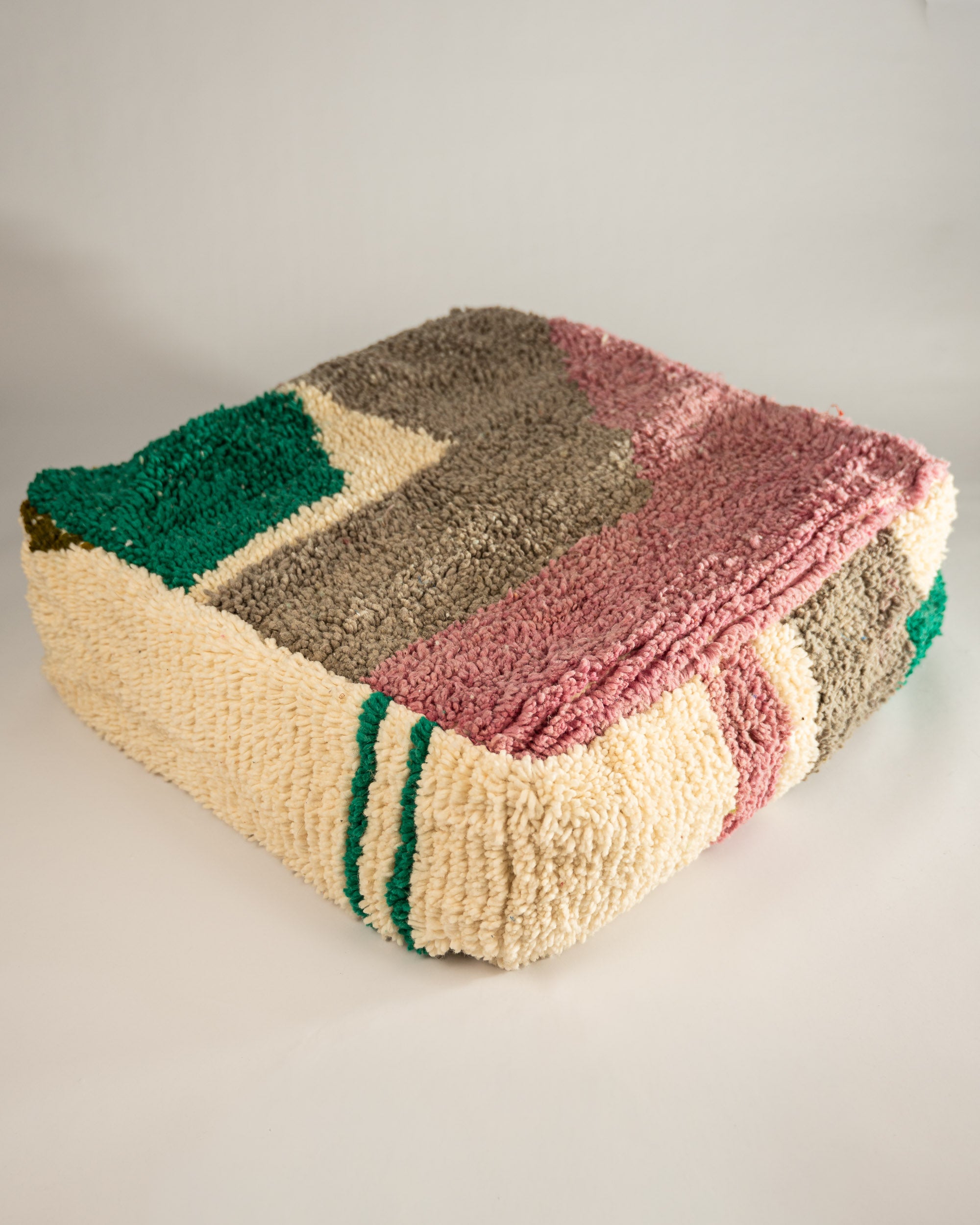 Handgemachter Boho-Pouf gemustert - aus dicker Schurwolle