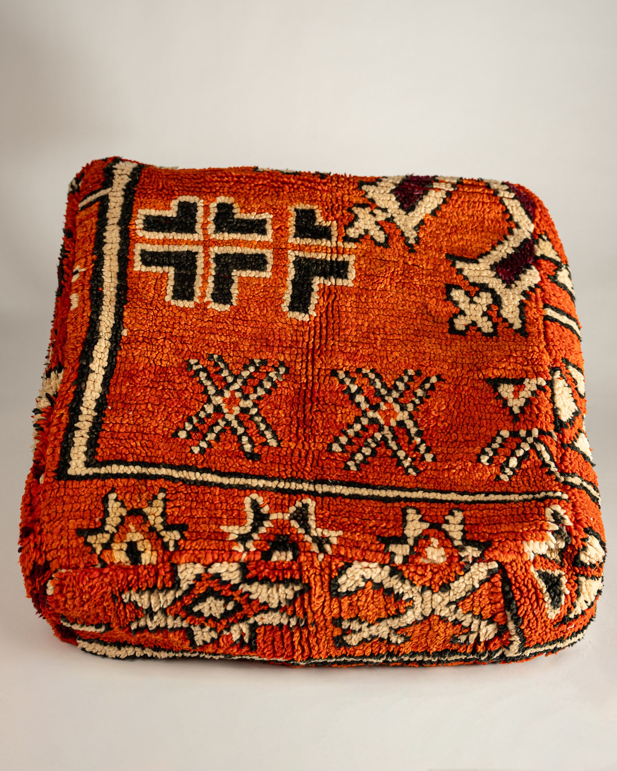 Quadratischer Boho-Pouf gemustert - handgefertigt aus Wolle