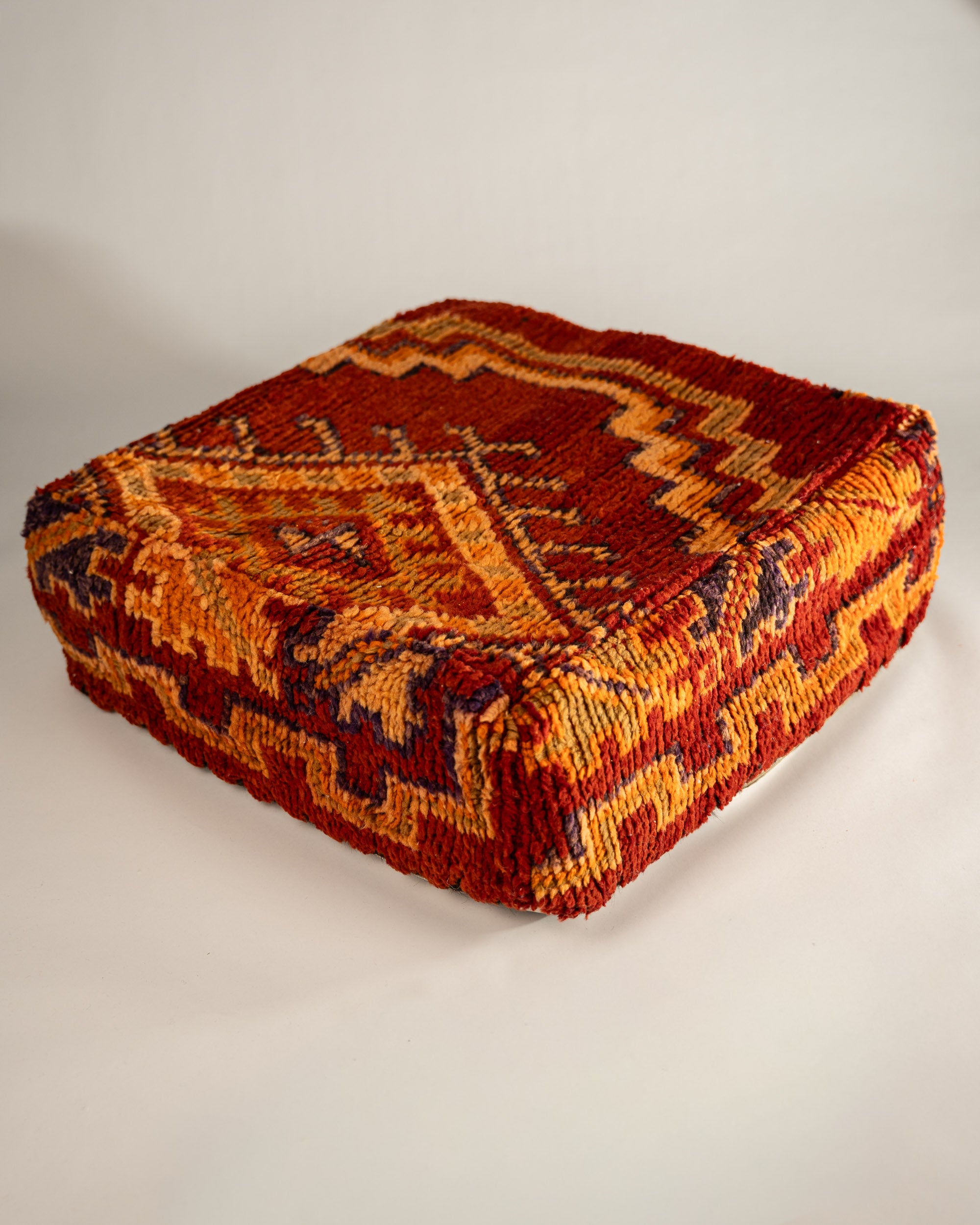 Handgemachter Boho-Poufs orange gemustert - aus dicker Schurwolle