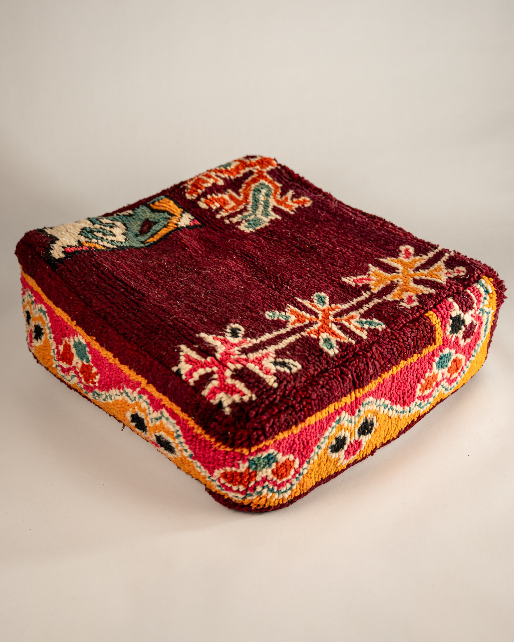 Handgemachter Boho-Poufs orange gemustert - aus dicker Schurwolle