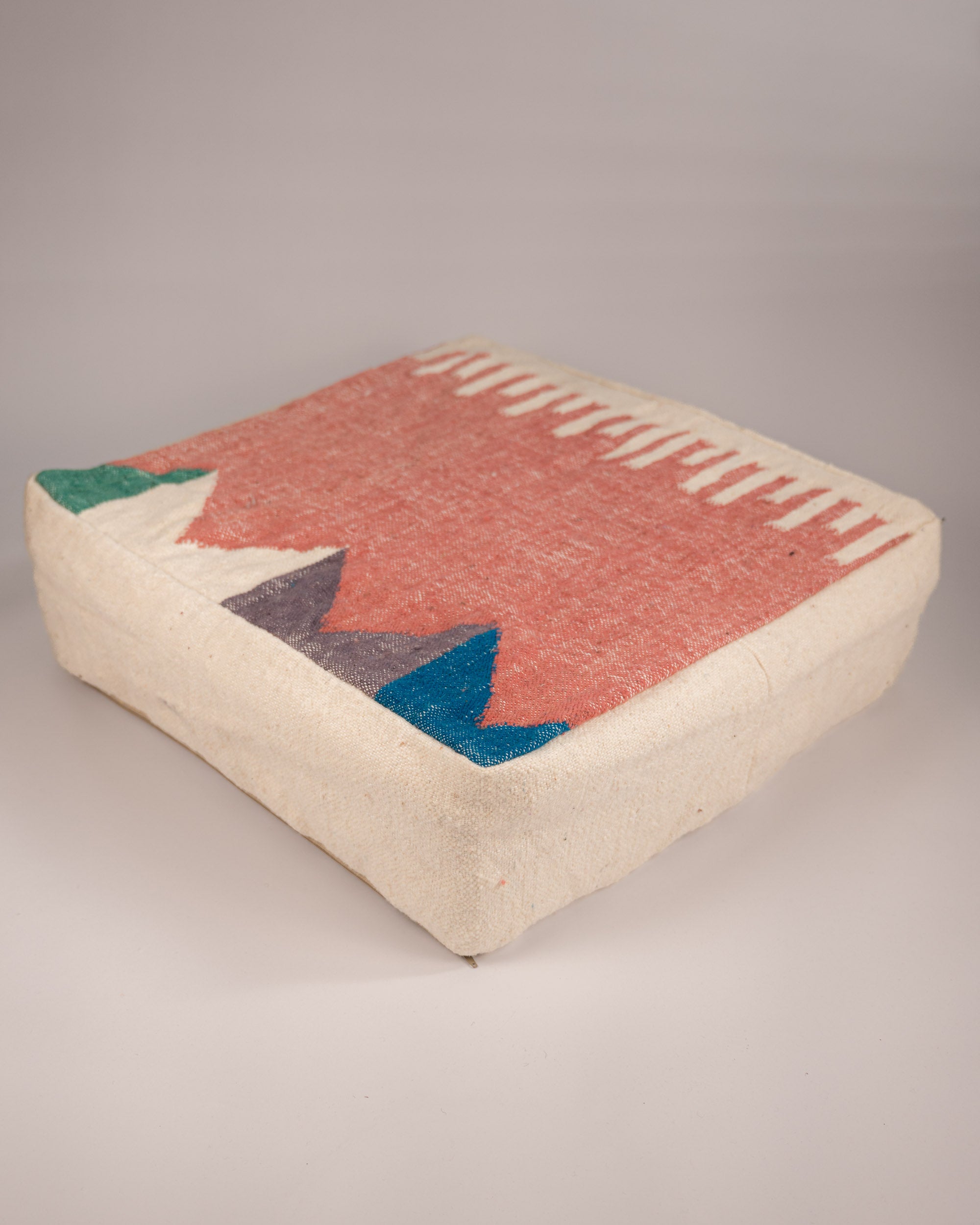 Handgemachter Boho-Pouf aus Schurwolle bunt