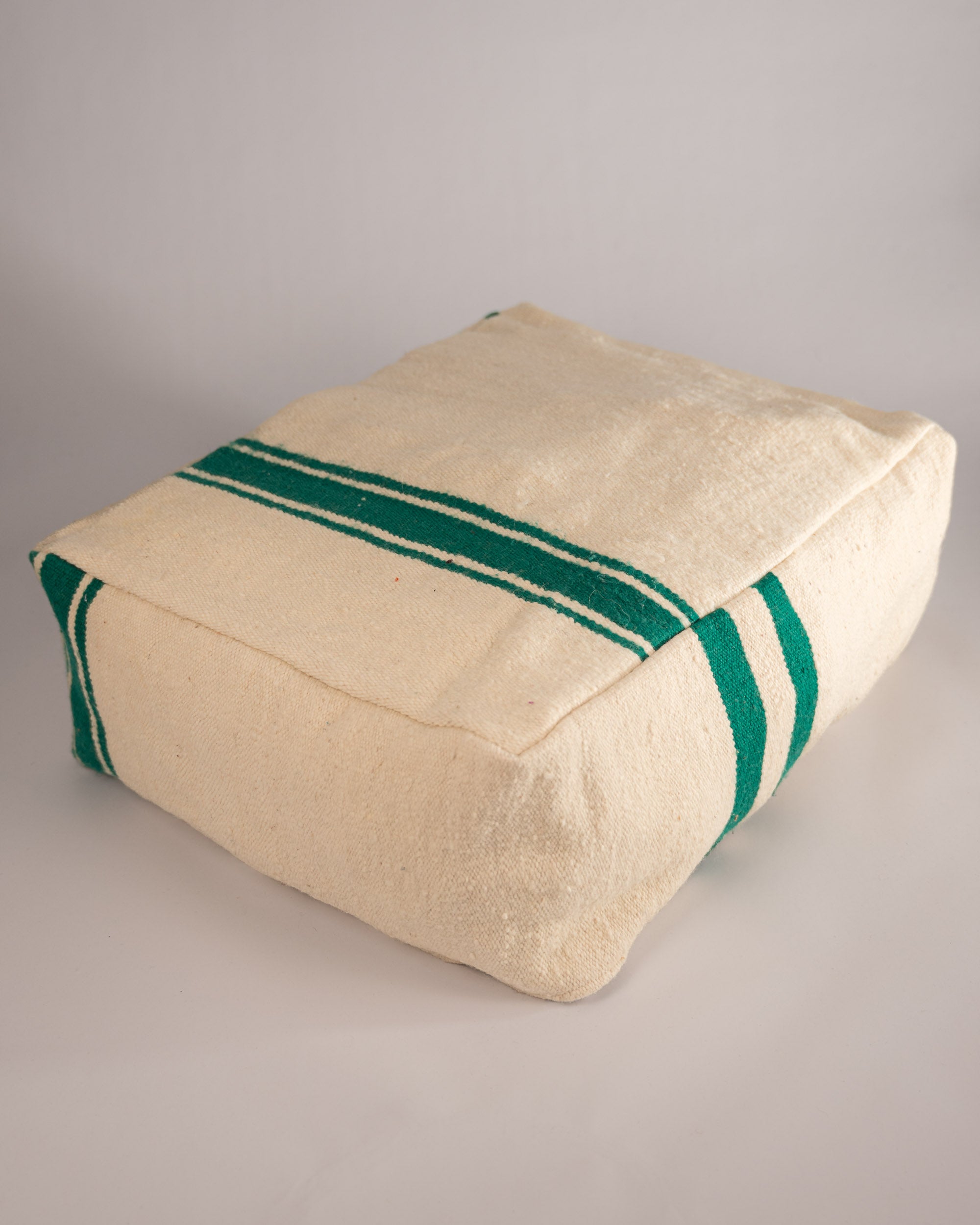 Handgemachter Boho-Pouf dunkelgrün gestreift aus Schurwolle