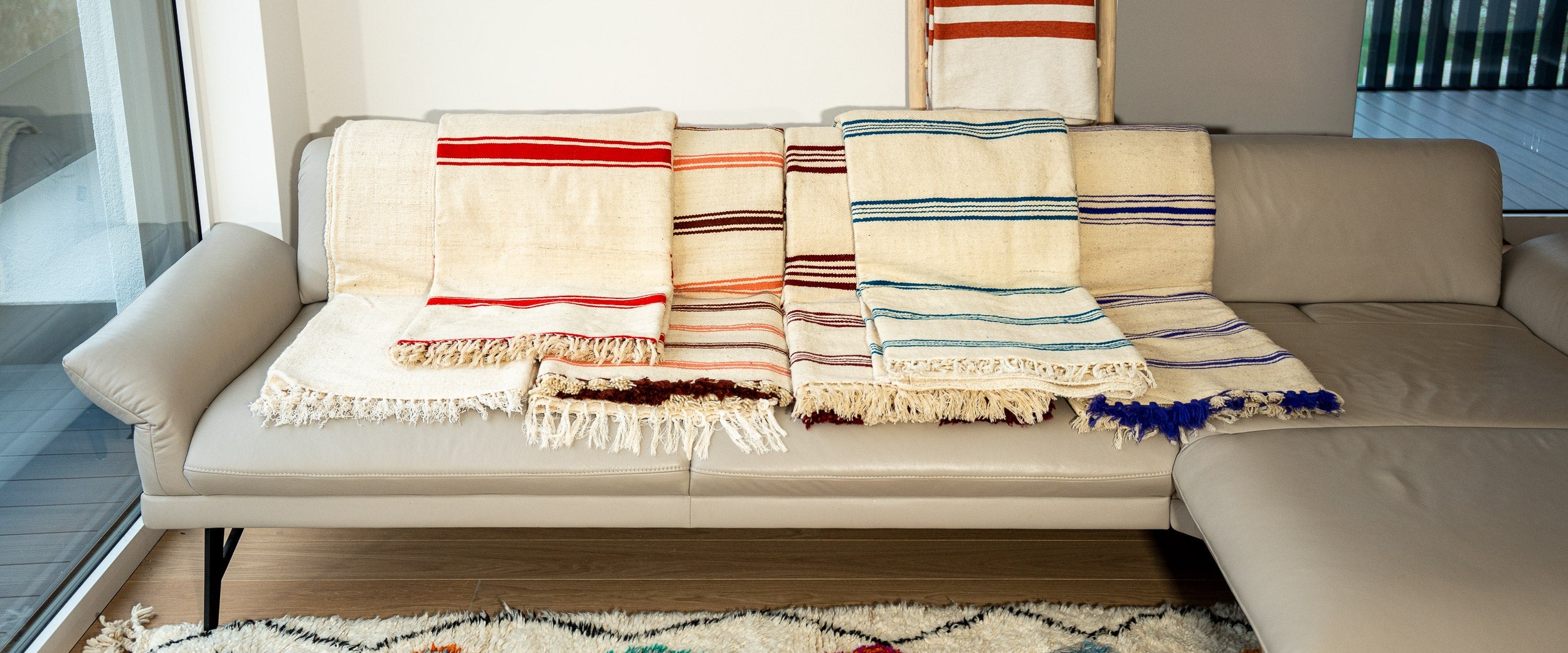 2 in 1 Kissen Decke, weiße Wolldecke, Sofadecke modern und Tagesdecke boho-style