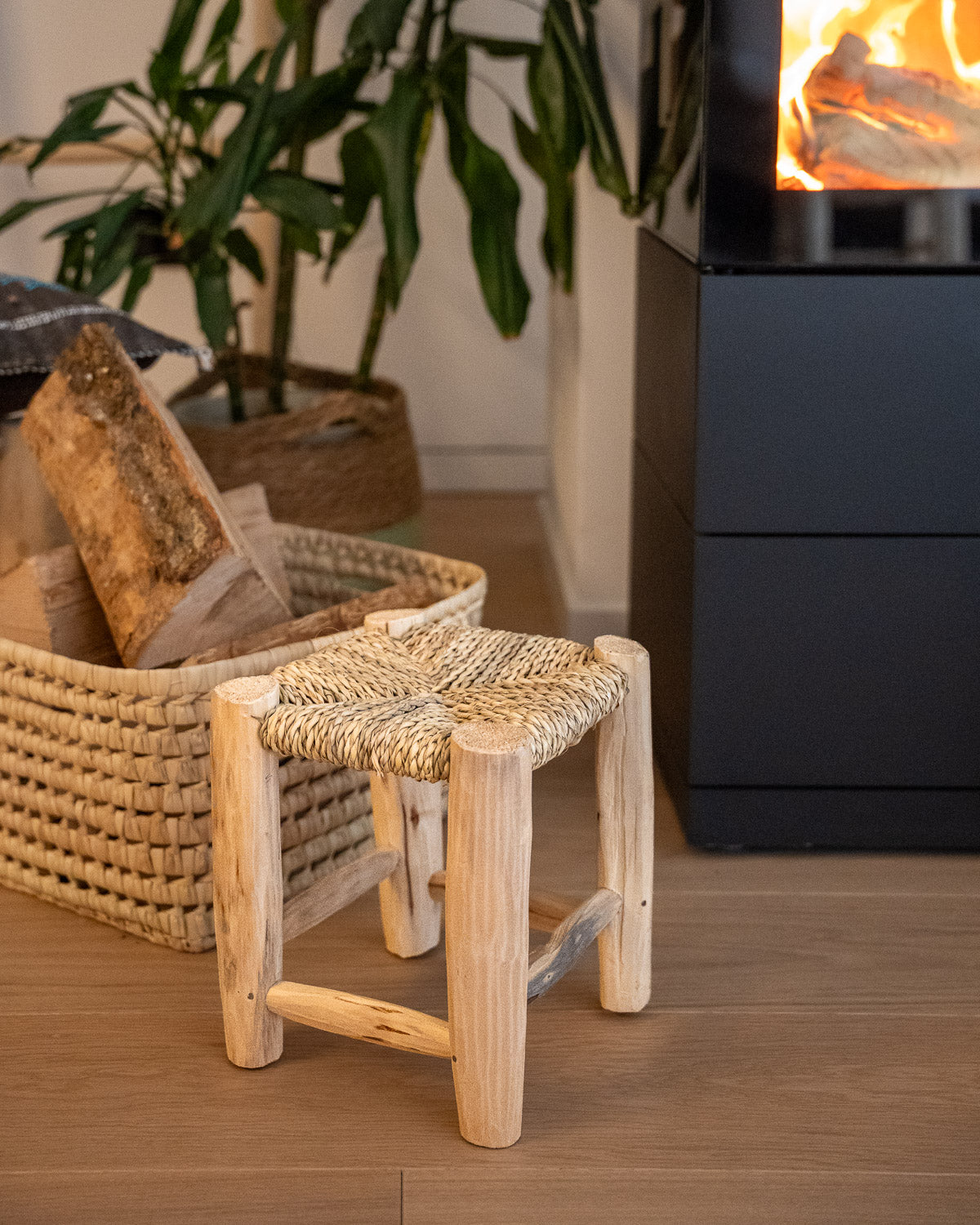Handgemachter Deko Boho-chic Hocker für Kinder & Korb für Kaminholz bei MOGADOR