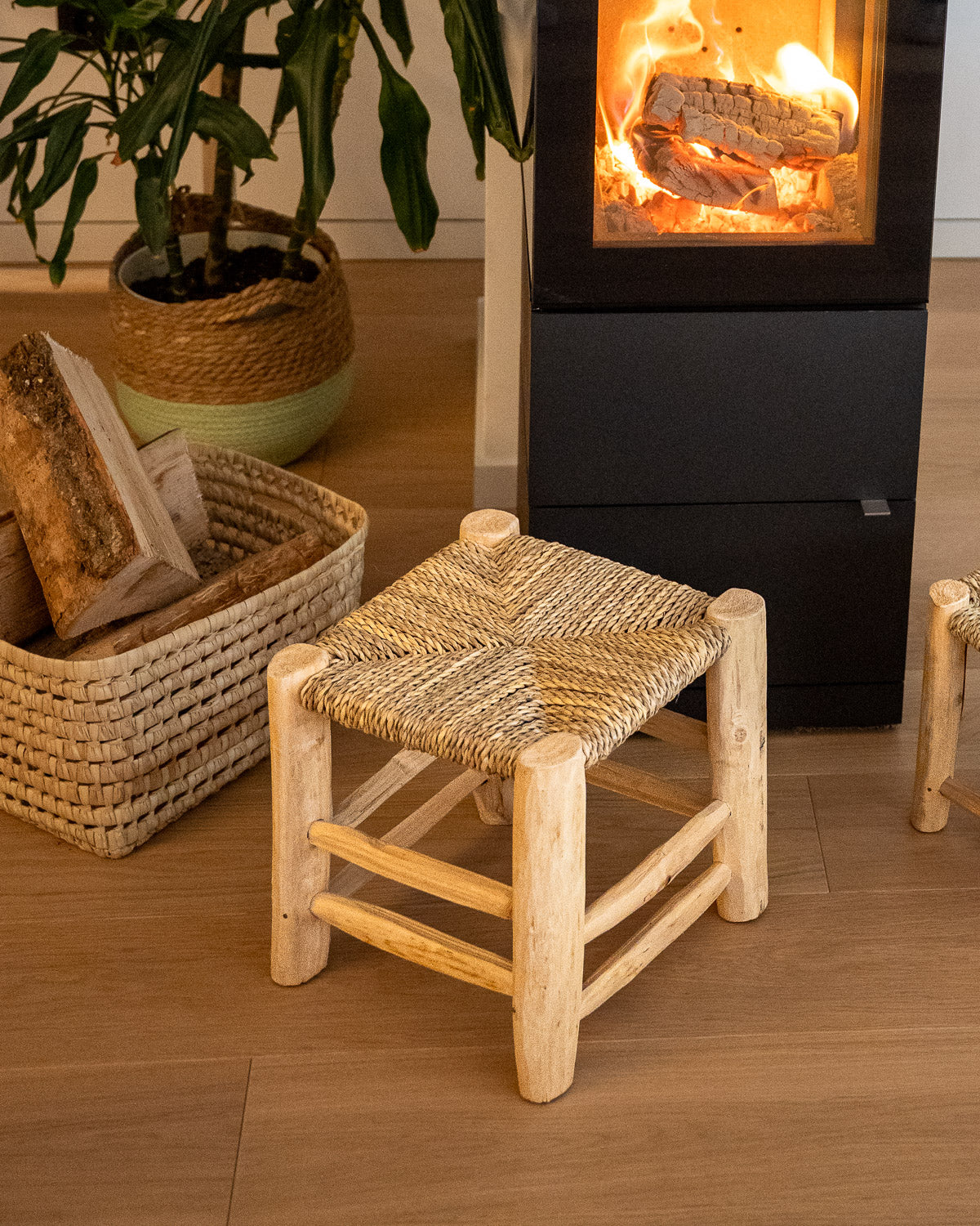 Handgemachter Deko Boho-chic Hocker für Kinder & Korb für Kaminholz bei MOGADOR