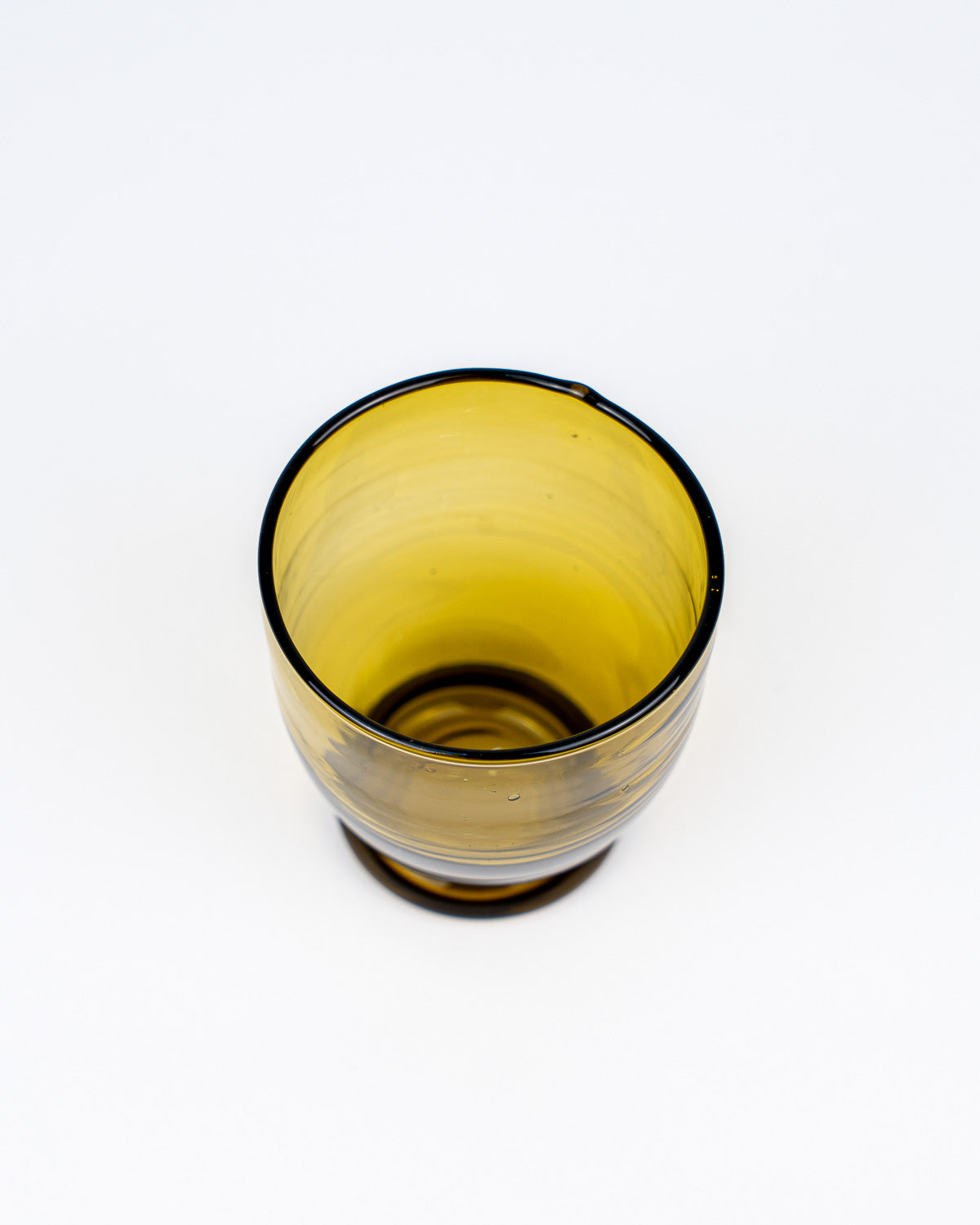 Trinkglas braun, mundgeblasen, nachhaltig, handgemacht aus recyceltem Glas. Jetzt bei MOGADOR kaufen.