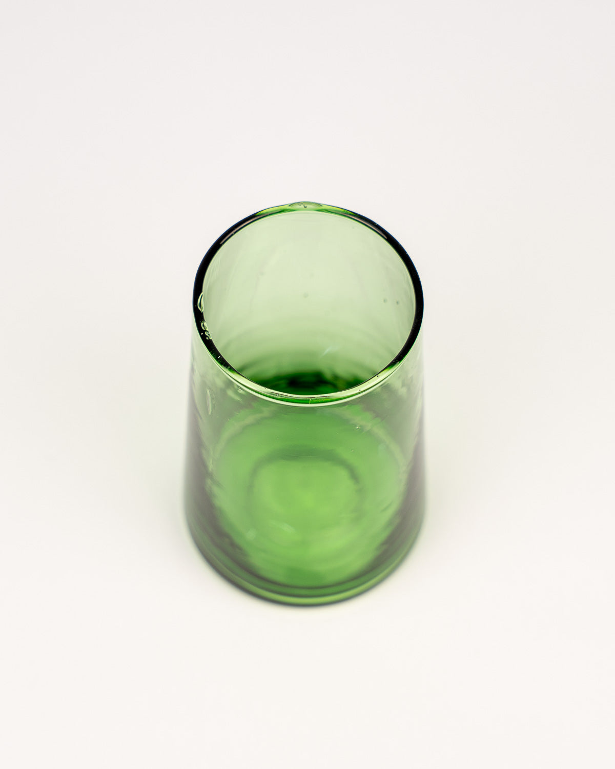Beldi Trinkglas Klassiker Grün Groß: handgemacht, hochwertig und aus recyceltem Glas mundgeblasen - bei MOGADOR kaufen