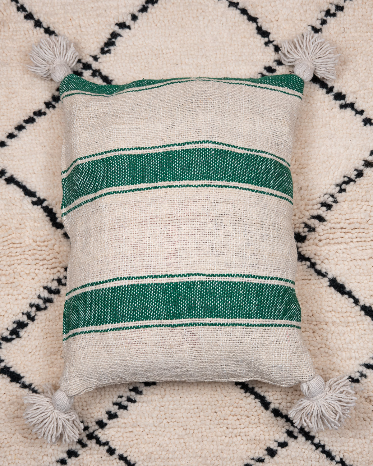 Schöne hochwertige Kissen beige grün aus Wolle – Deko Kissen Couch bei MOGADOR kaufen