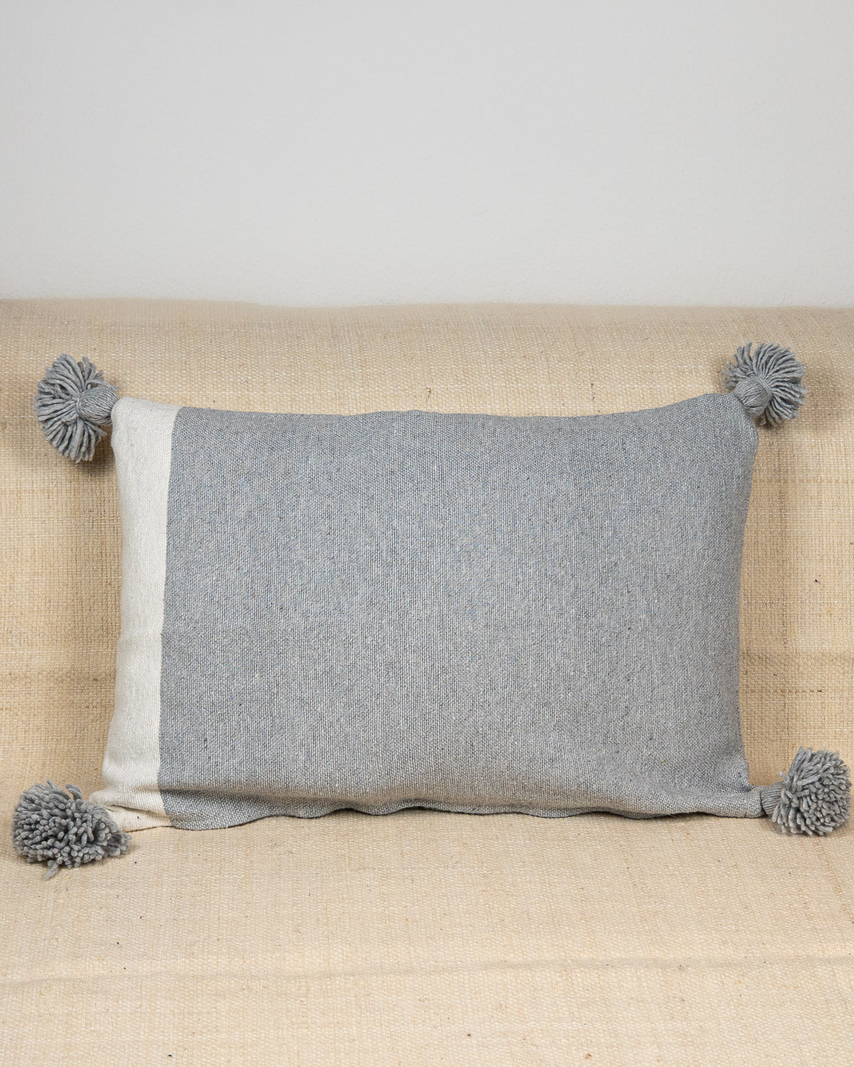 Berber Sofakissen grau mit Pompons – Handgewebte Deko Kissenhülle grau Boho Style bei MOGADOR