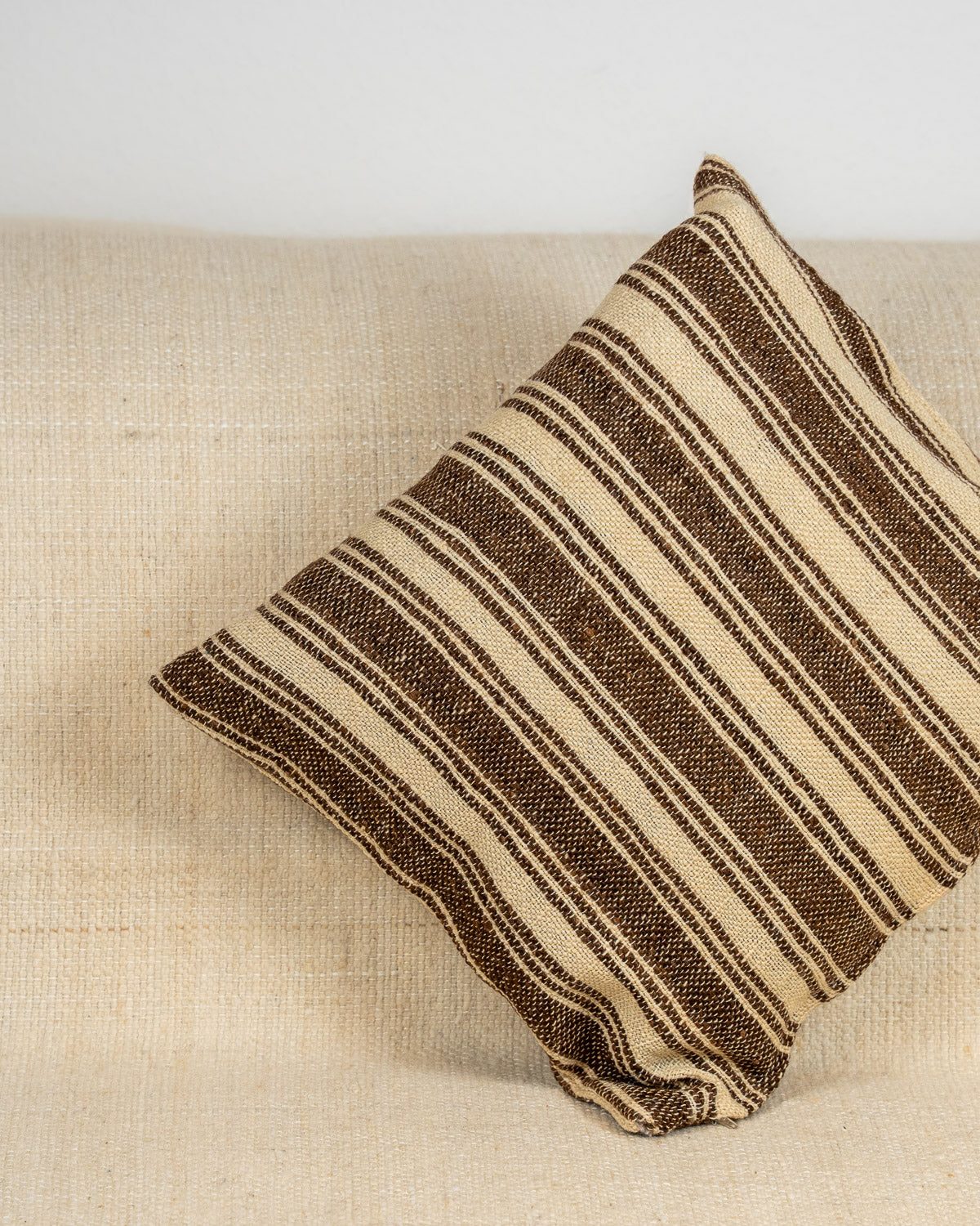Handgefertigte Wollkissen beige braun aus Marokko – Kissenhülle Boho Style bei MOGADOR kaufen
