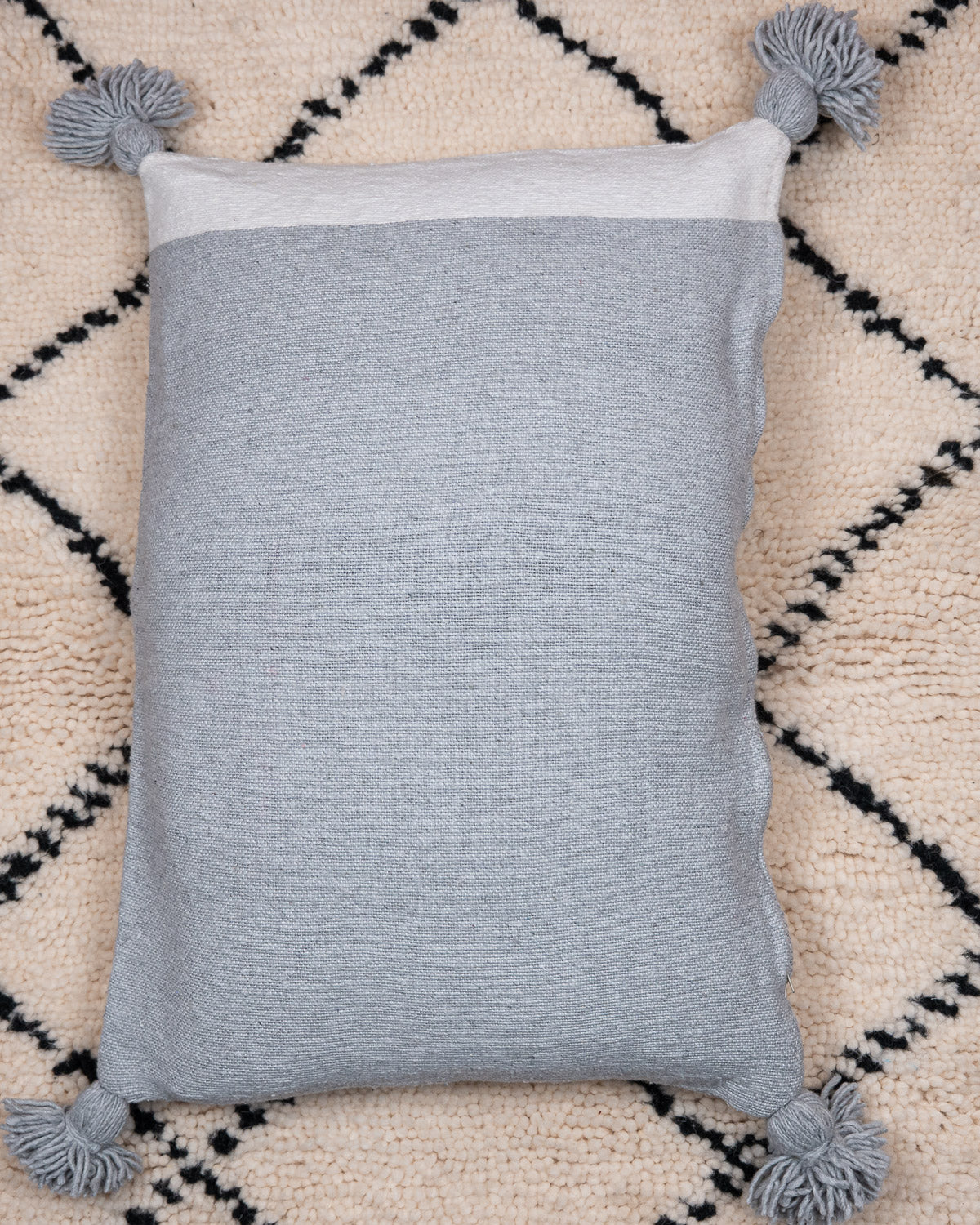 Berber Kissen für Couch – Handgewebte Deko Kissenhülle grau mit Pompons 40x60 bei MOGADOR