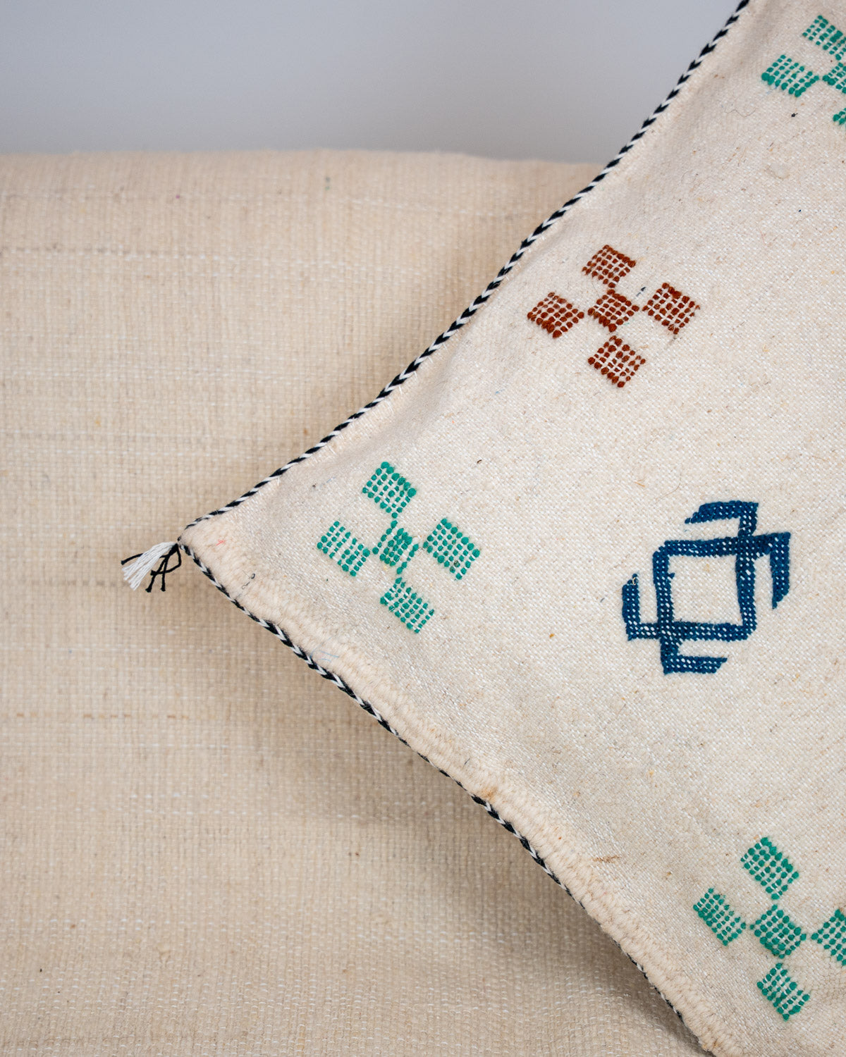 Boho Kelim Kissenhülle mit Amazigh Mustern – Handgewebt aus Schurwolle online bei MOGADOR kaufen