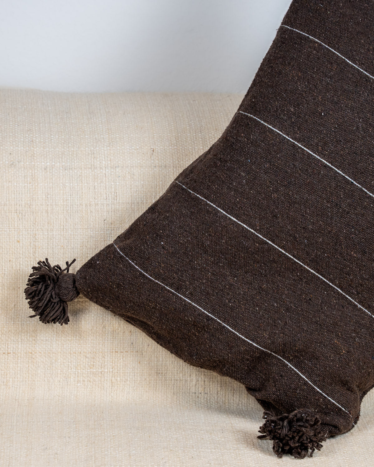 Längliches Baumwollkissen in braun mit silbernen Streifen - Hochwertige Kissen für Sofa bei MOGADOR kaufen