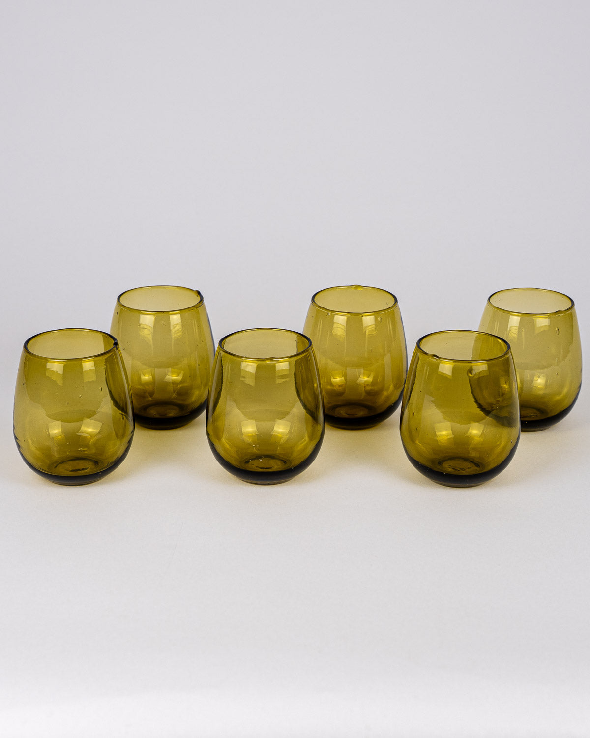 Designer Trink Glas - mundgeblasen, braun, handgemacht aus recyceltem Glas - bei MOGADOR kaufen