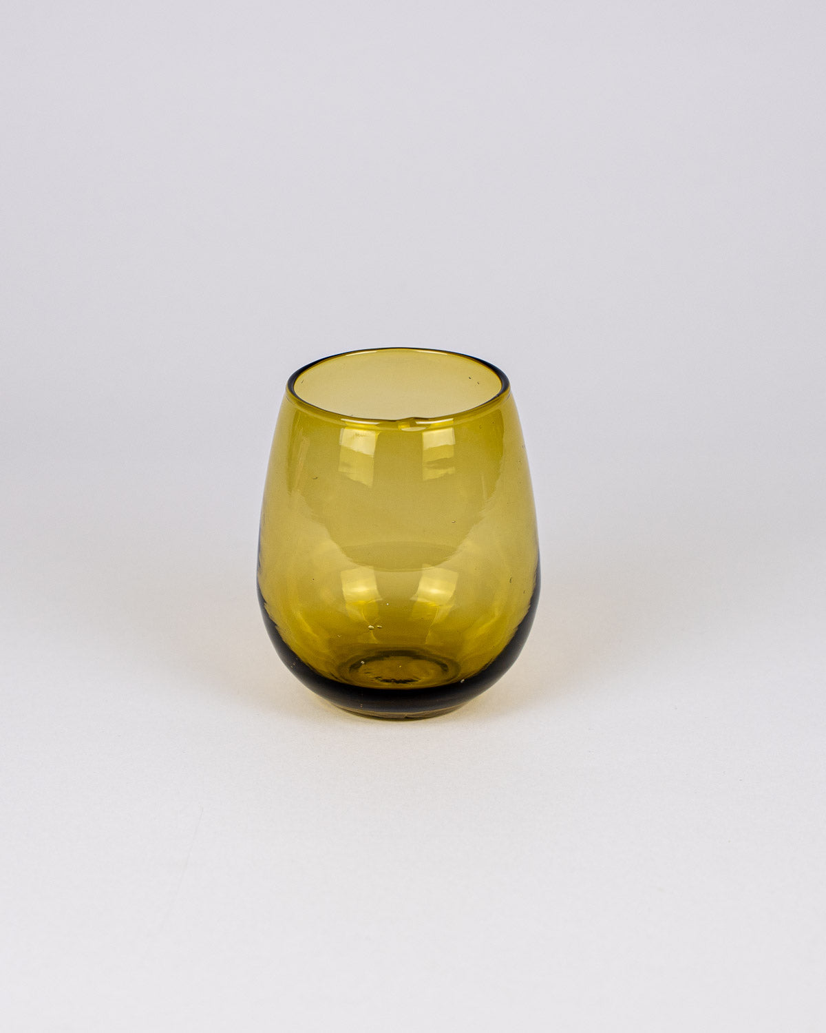 Designer Trink Glas - mundgeblasen, braun, handgemacht aus recyceltem Glas - bei MOGADOR kaufen