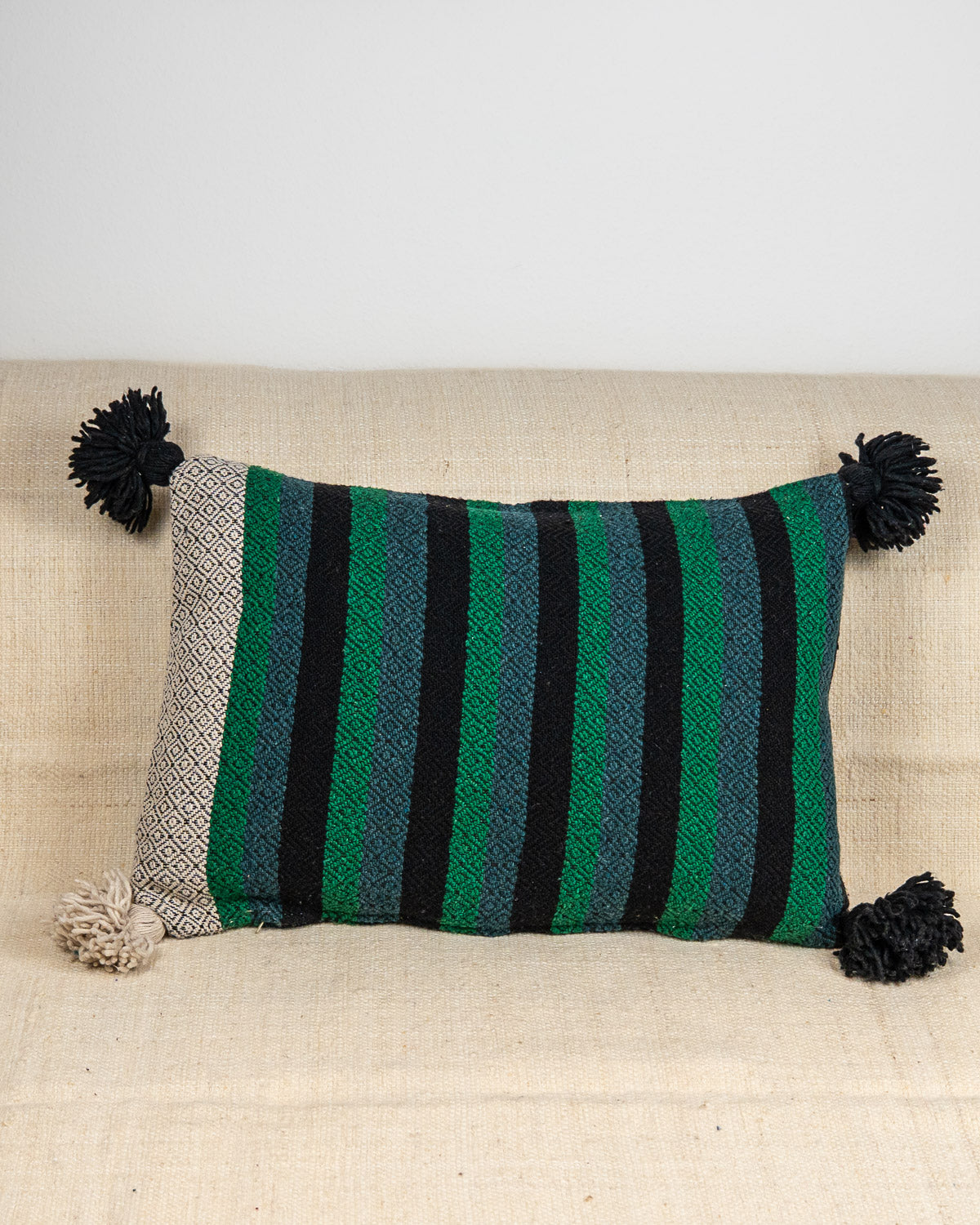 Hochwertige Kissenhülle Boho Style für Sofa, grünes Kissen gestreift mit Schwarz, bei MOGADOR kaufen