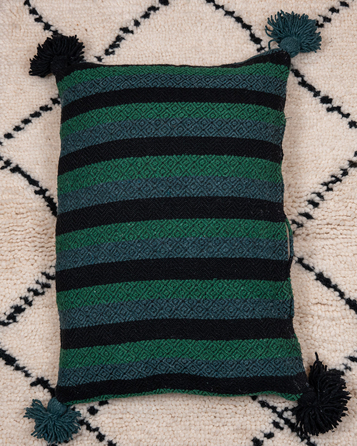 Hochwertige Kissenhülle Boho Style für Sofa, grünes Kissen gestreift mit Schwarz, bei MOGADOR kaufen