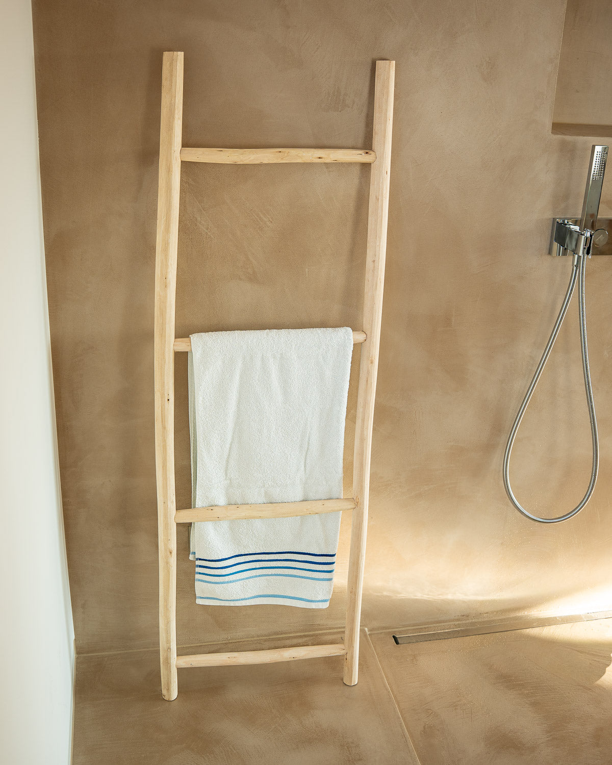 Handgefertigte Dekoleiter Holz Boho-Chic - Aufbewahrung im Bad bei MOGADOR kaufen