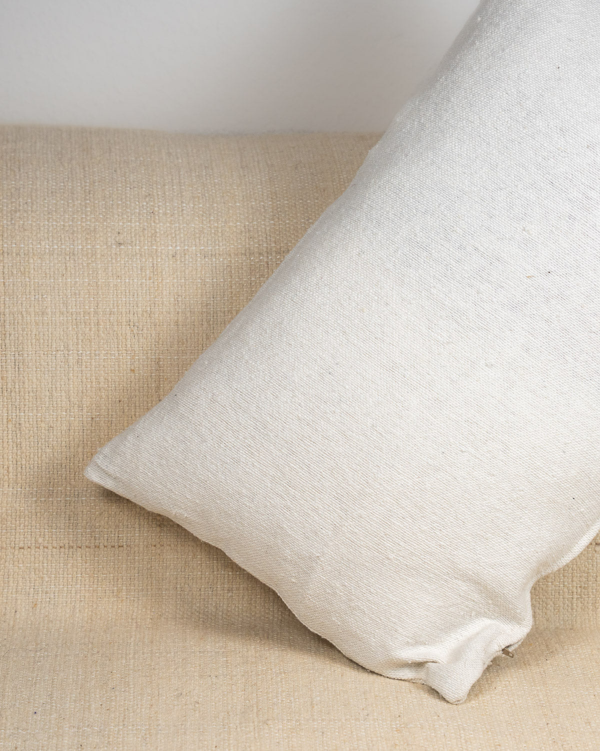 Handgefertigtes Kissen weiß - marokkanische Kissen Designklassiker länglich - bei MOGADOR kaufen