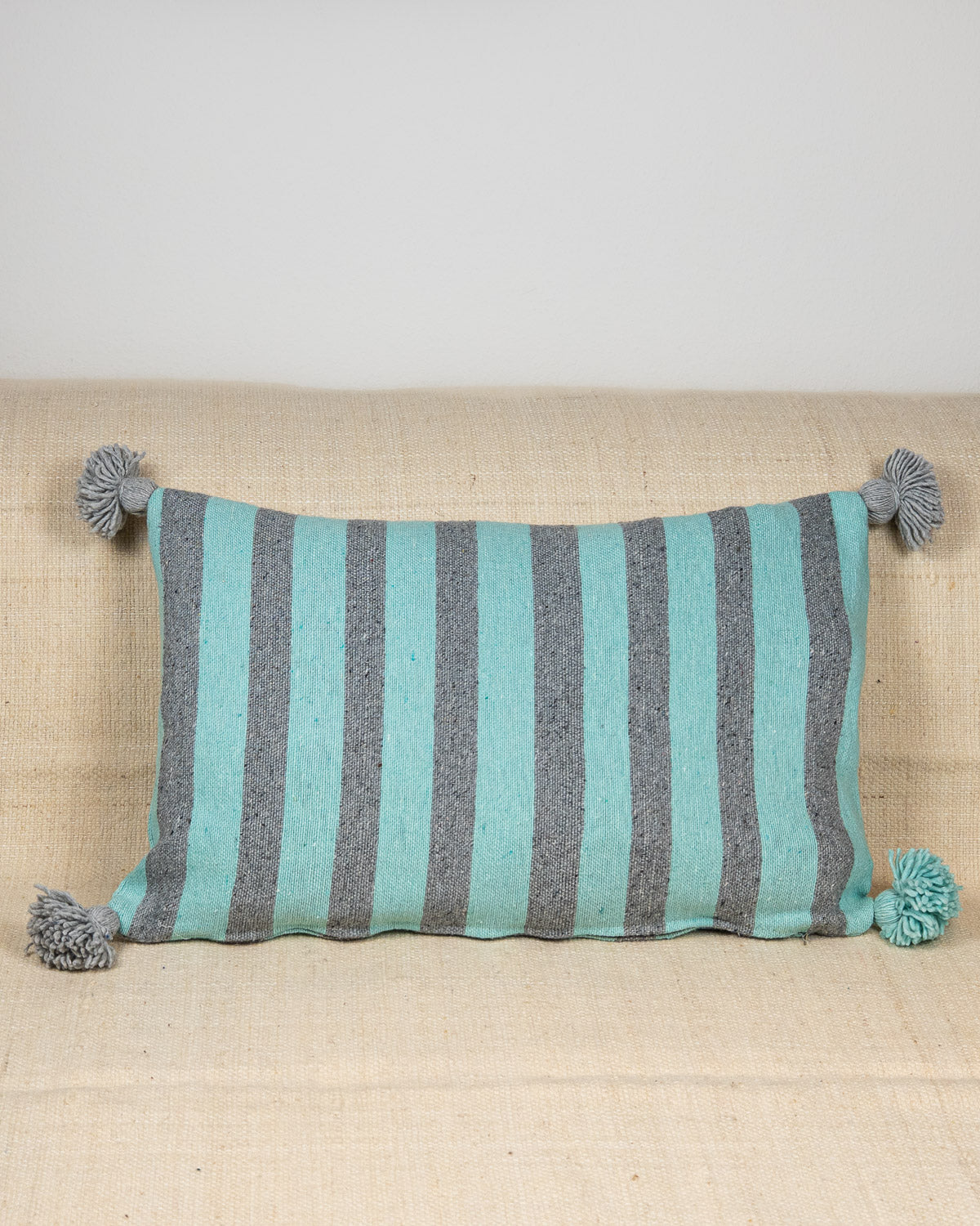 Handgewebte schöne Kelim Kissenhüllen Boho Style - gestreifte grau blaue Kissen fürs Sofa